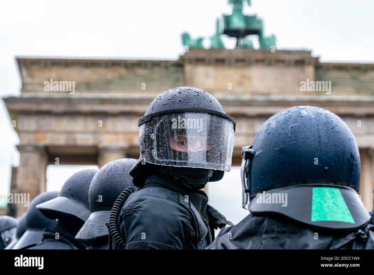 18 novembre 2020, Berlino, impressione della demo anti-corona, che è stata di nuovo iniziata dal movimento di pensiero laterale. Nonostante il divieto delle dimostrazioni, diverse migliaia di manifestanti si sono riuniti, soprattutto senza protezione bocca/naso o maschera e in mancanza di rispetto delle regole di distanza intorno al traguardo di Brandeburgo e lungo la Strasse des 17. Juni, per dimostrare contro le misure Corona e l'Infection Protection Act. Nonostante le ripetute richieste della polizia di rompere il raduno, la maggior parte dei dimostranti è rimasta impressa. La polizia ha usato cannoni ad acqua per la prima volta in SEV Foto Stock