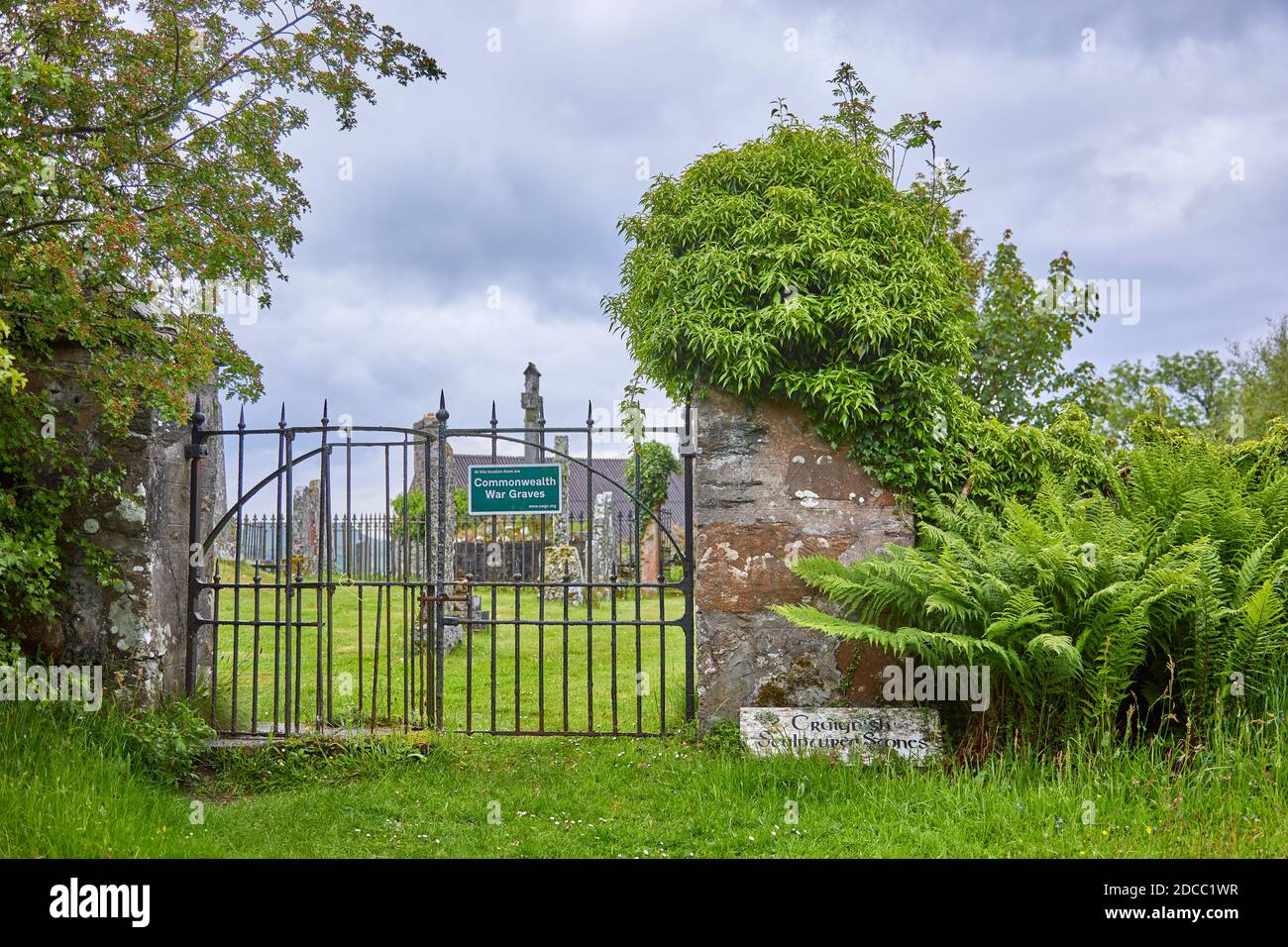 Graves di guerra del Commonwealth segno sul cancello del cimitero Foto Stock