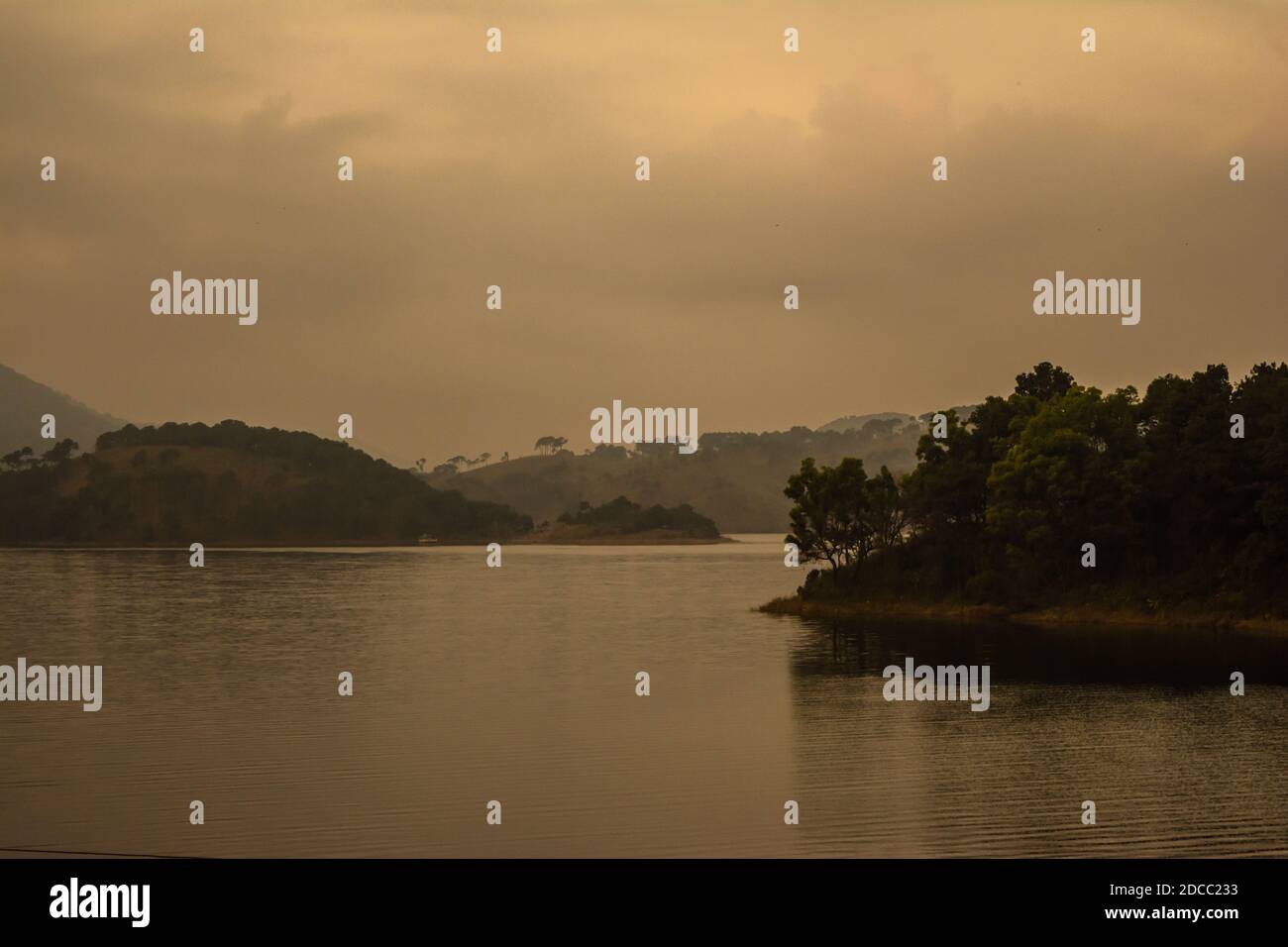 Il lago Umiam si trova a Shillong. L'immagine della vista aerea è presa al lago di Umiam shillong meghalaya india. Foto Stock