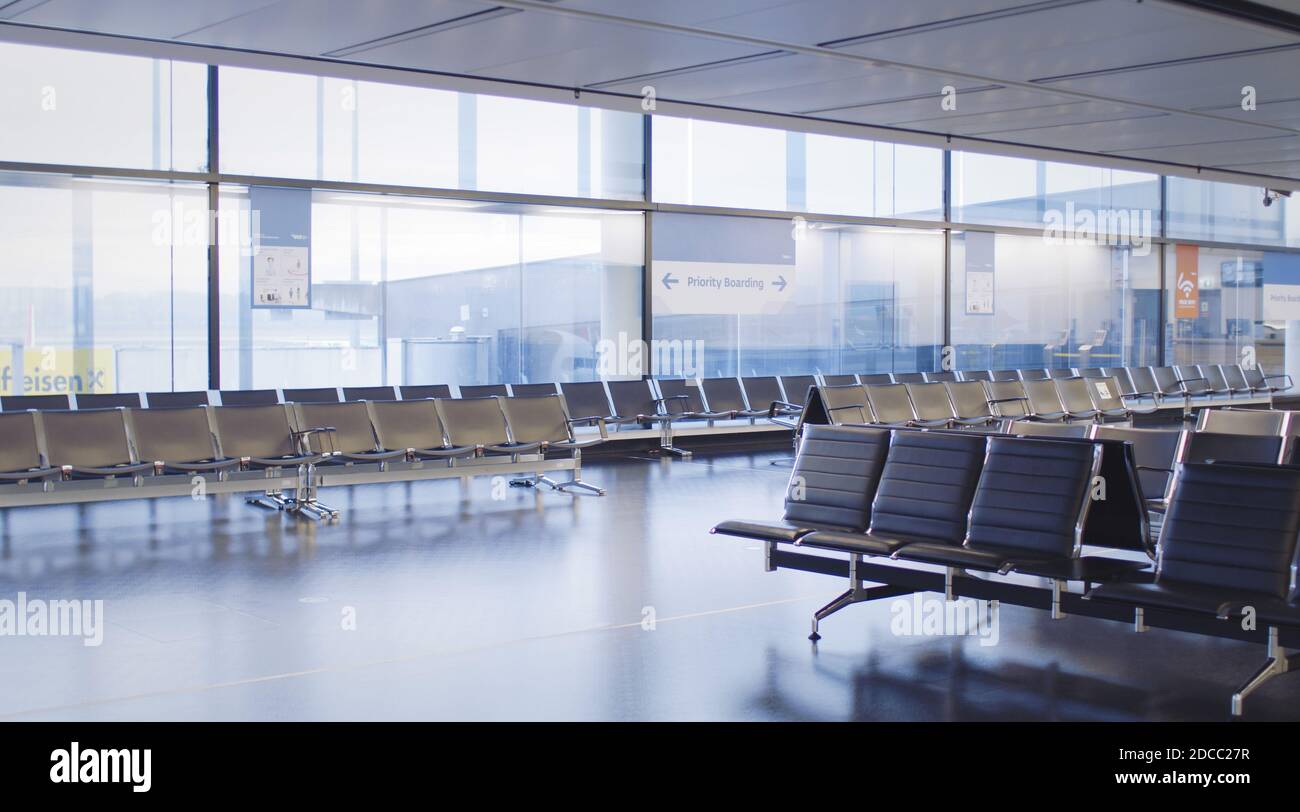 Vienna, Vienna/Austria - 2 novembre 2020: L'aeroporto di Vienna è un importante aeroporto internazionale. Molti cancelli sono chiusi e grandi aree sono completamente svuotate Foto Stock