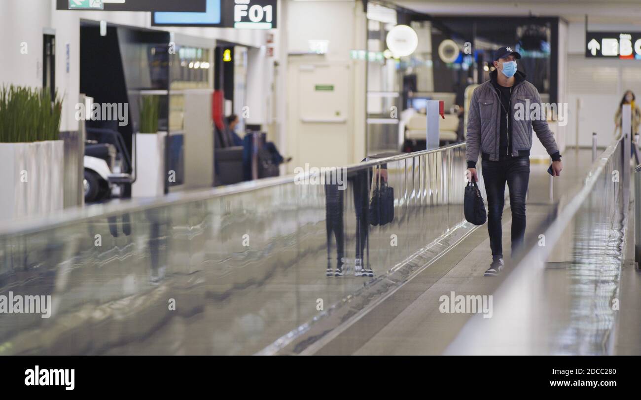 Vienna, Vienna/Austria - 2 novembre 2020: I passeggeri camminano fino alle porte di partenza dell'aeroporto di Vienna. Solo poche persone in viaggio e molte sono chiuse Foto Stock