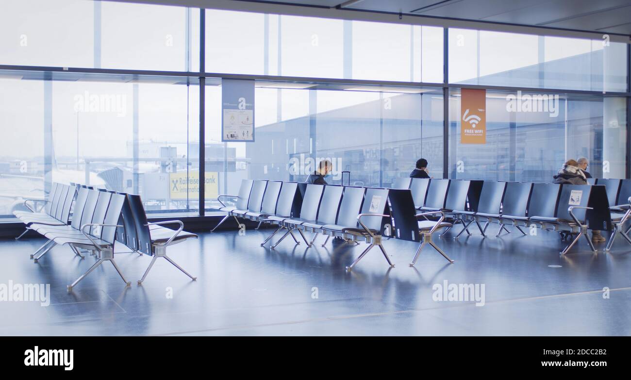 Vienna, Vienna/Austria - 2 novembre 2020: I passeggeri camminano fino alle porte di partenza dell'aeroporto di Vienna. Solo poche persone in viaggio e molte sono chiuse Foto Stock