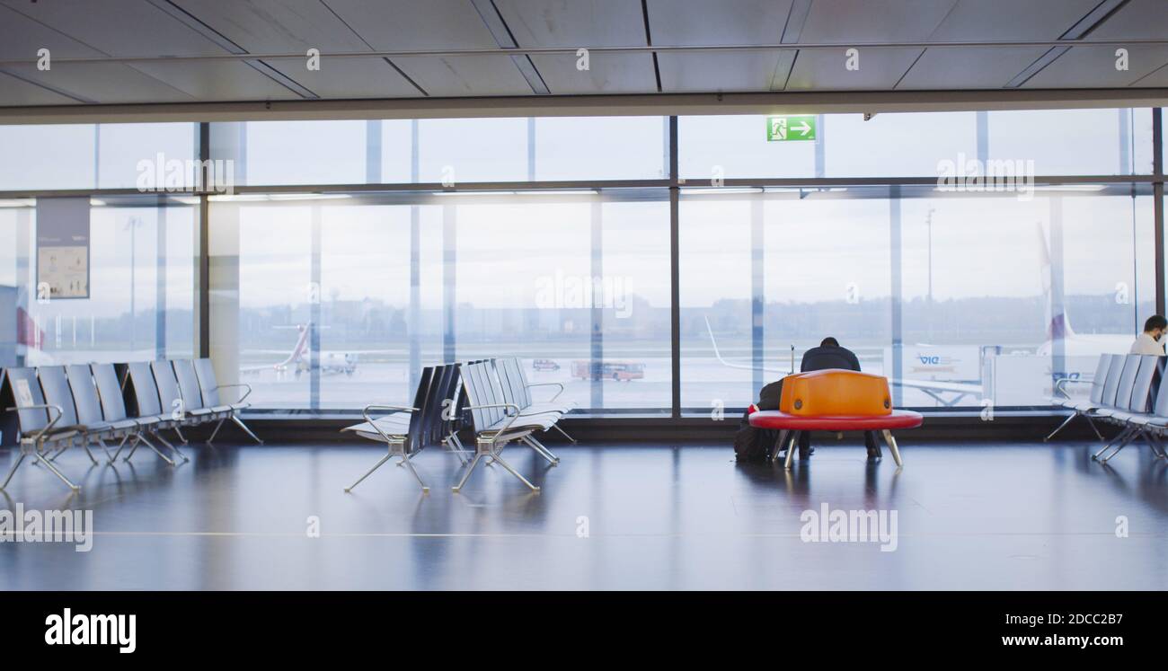 Vienna, Vienna/Austria - 2 novembre 2020: I passeggeri camminano fino alle porte di partenza dell'aeroporto di Vienna. Solo poche persone in viaggio e molte sono chiuse Foto Stock