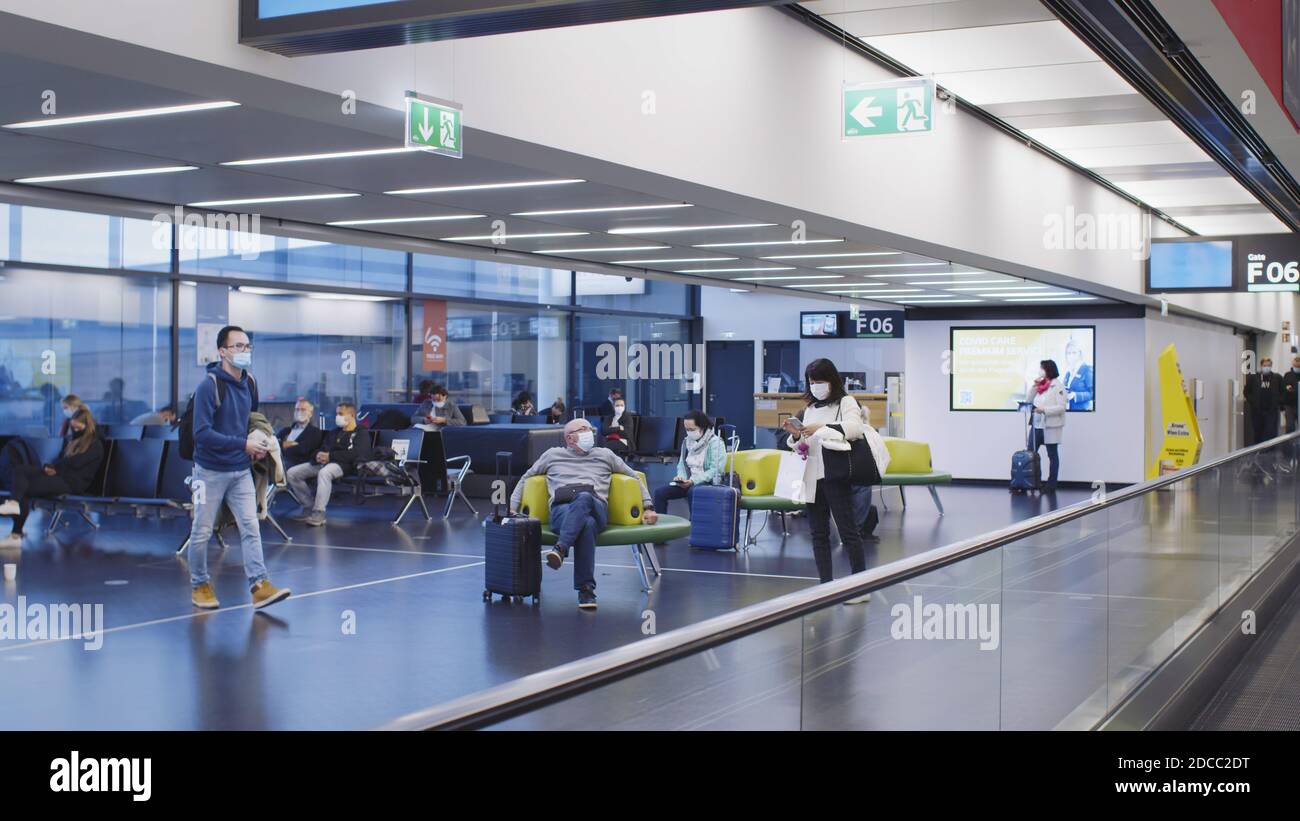 Vienna, Vienna/Austria - 2 novembre 2020: I passeggeri camminano fino alle porte di partenza dell'aeroporto di Vienna. Solo poche persone in viaggio e molte sono chiuse Foto Stock