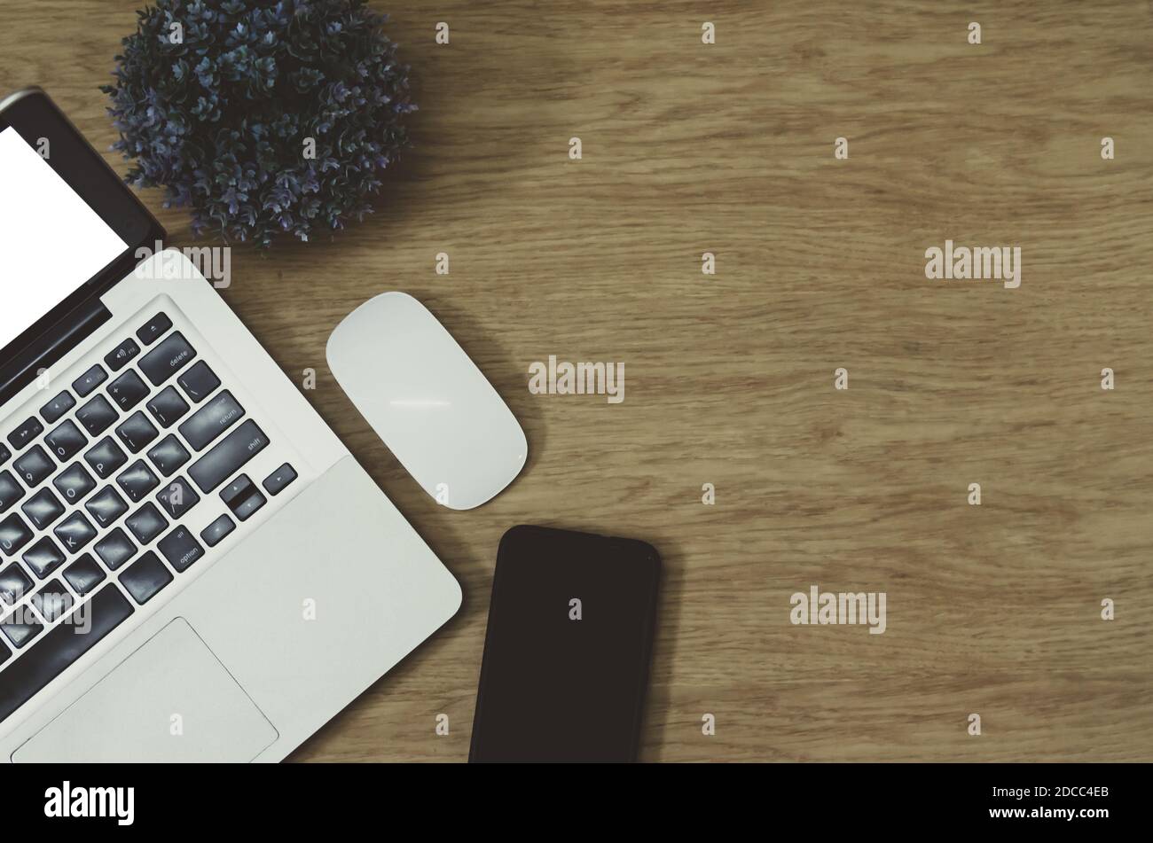Scrivania moderna da ufficio con Office fornisce computer portatile, smartphone, albero e mouse sulla vista superiore e copia space.Flat Lay Business Concept scrivania Foto Stock