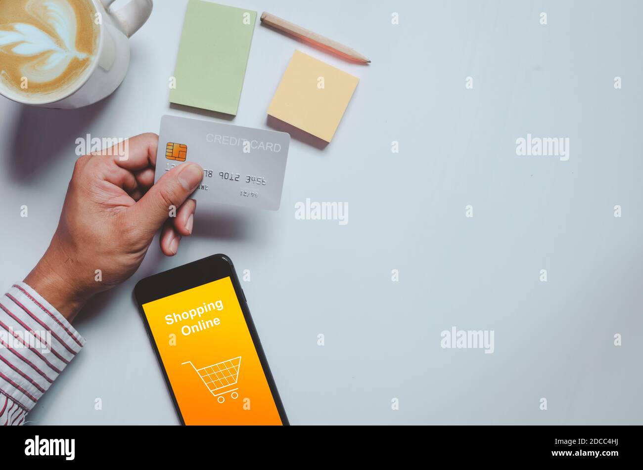 Uomo d'affari che detiene carta di credito.Online shopping, business marketing attraverso il pagamento elettronico con smartphone.Top vista e spazio di copia. Foto Stock