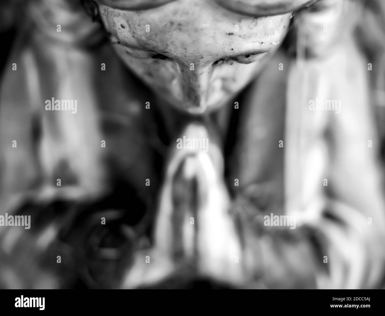 Lapide di un angelo che prega, vista dall'alto in bianco e nero Foto Stock