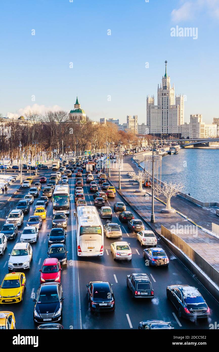 L'argine Moskvoretskaya e l'alto edificio sull'argine di Kotelnicheskaya, Mosca, Russia Foto Stock