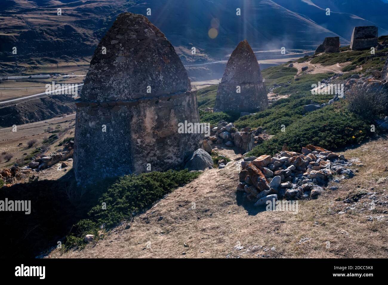 Albero e tombe medievali nella città di morto vicino a Eltyulbyu, Russia Foto Stock