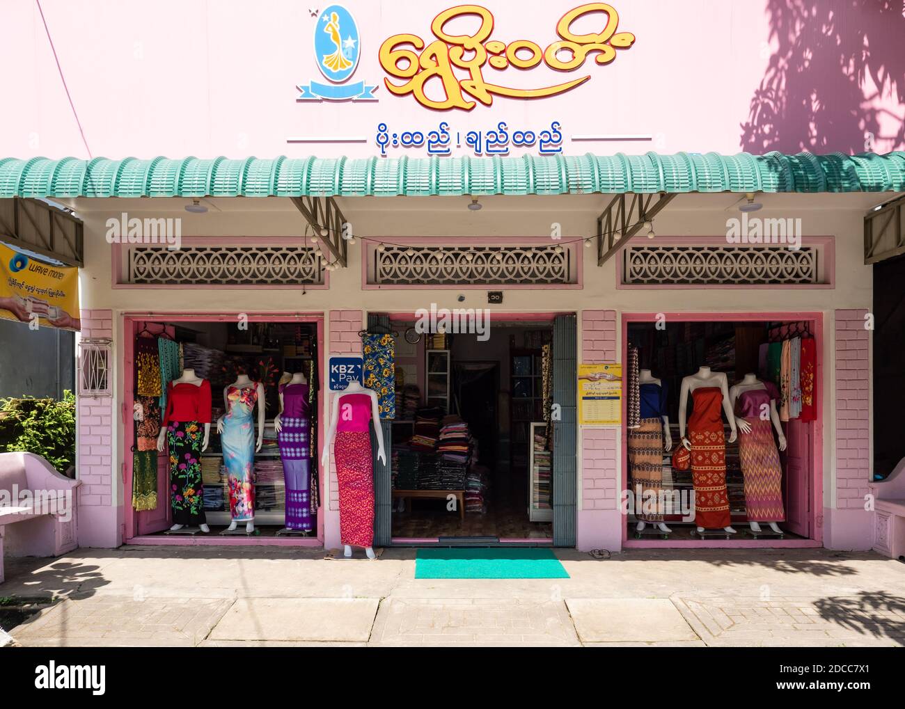 Negozio di abbigliamento per donne a Myeik, regione Tanintharyi del Myanmar. La gente in Myanmar ancora usa i vestiti molto tradizionali, o vestiti che assomigliano t Foto Stock