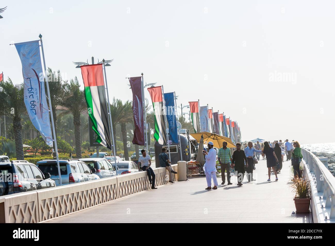 I turisti camminano sulla strada a mezzaluna dell'isola di Palm Jumeirah a Dubai degli Emirati Arabi Uniti. Foto Stock