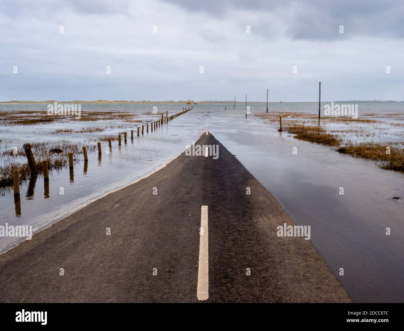 Una strada per l'isola marea di Lindisfarne. Northumberland. Foto Stock