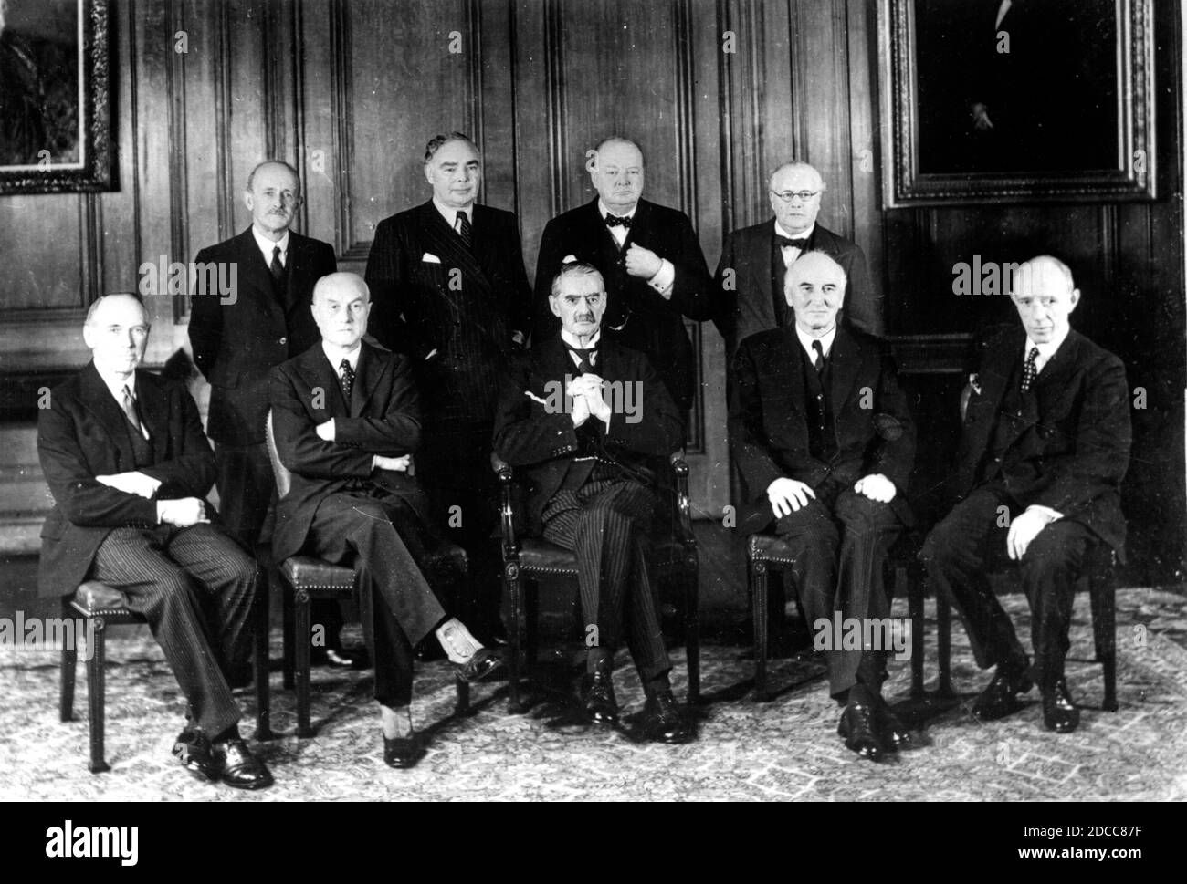 Il primo ministro Neville Chamberlain e il suo gabinetto di guerra, tra cui Sir Winston Churchill, nel novembre 1939. Foto Stock