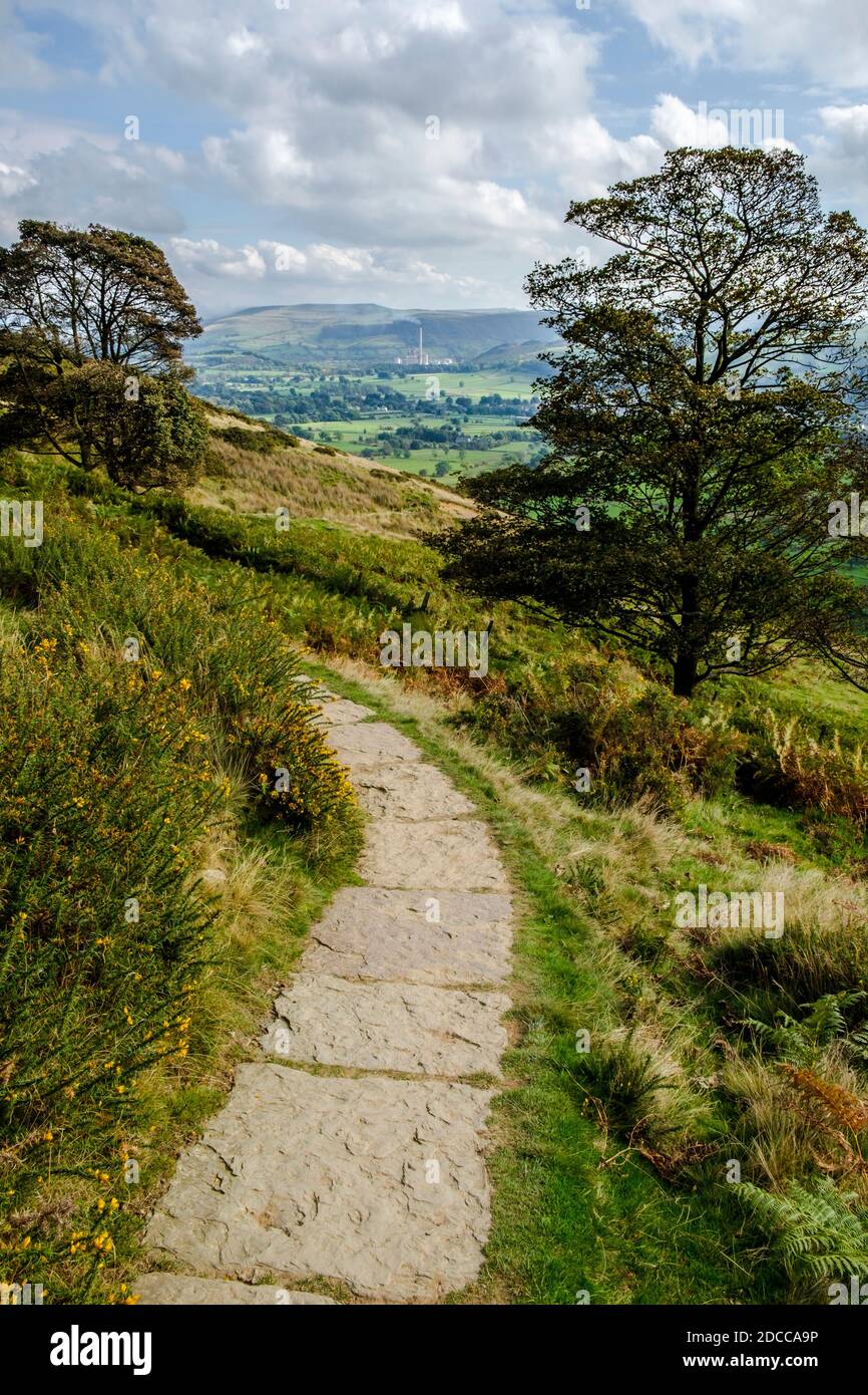 Un sentiero in pietra che da MAM Tor scende nella valle della speranza. Foto Stock