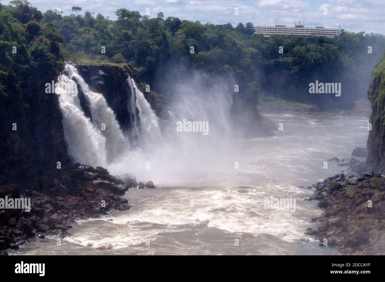 Parte delle cascate di Iguazu sul fiume Iguazu sul confine argentino/brasiliano in Brasile. Le cascate di Iguazu sono il più grande sistema di cascate Foto Stock