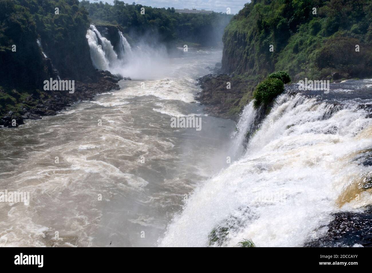 Parte delle cascate di Iguazu sul fiume Iguazu sul confine argentino/brasiliano in Brasile. Le cascate di Iguazu sono il più grande sistema di cascate Foto Stock