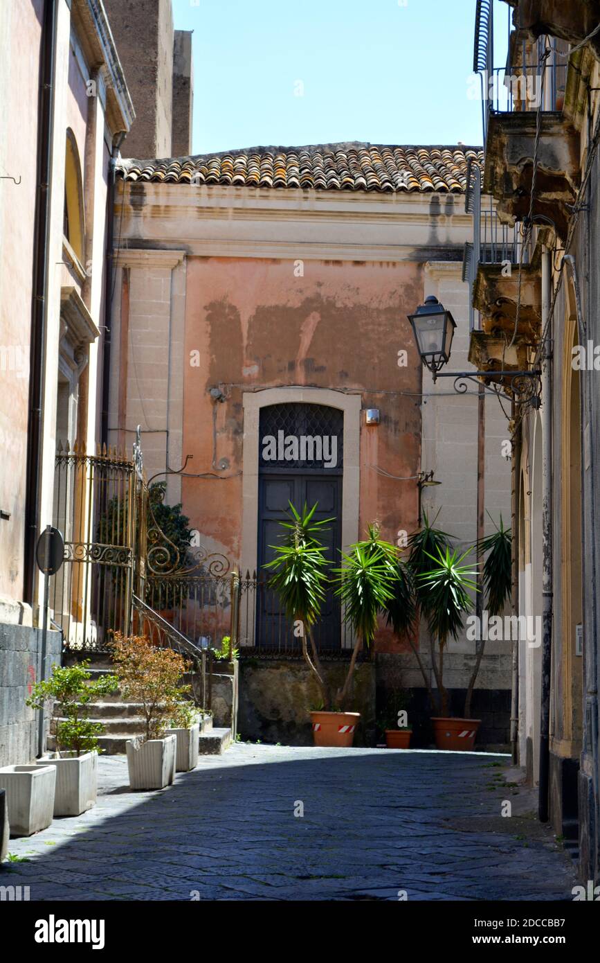 Piccola strada nella città siciliana di Acireale Foto Stock Piccola strada nella città siciliana di Acireale Foto Stock