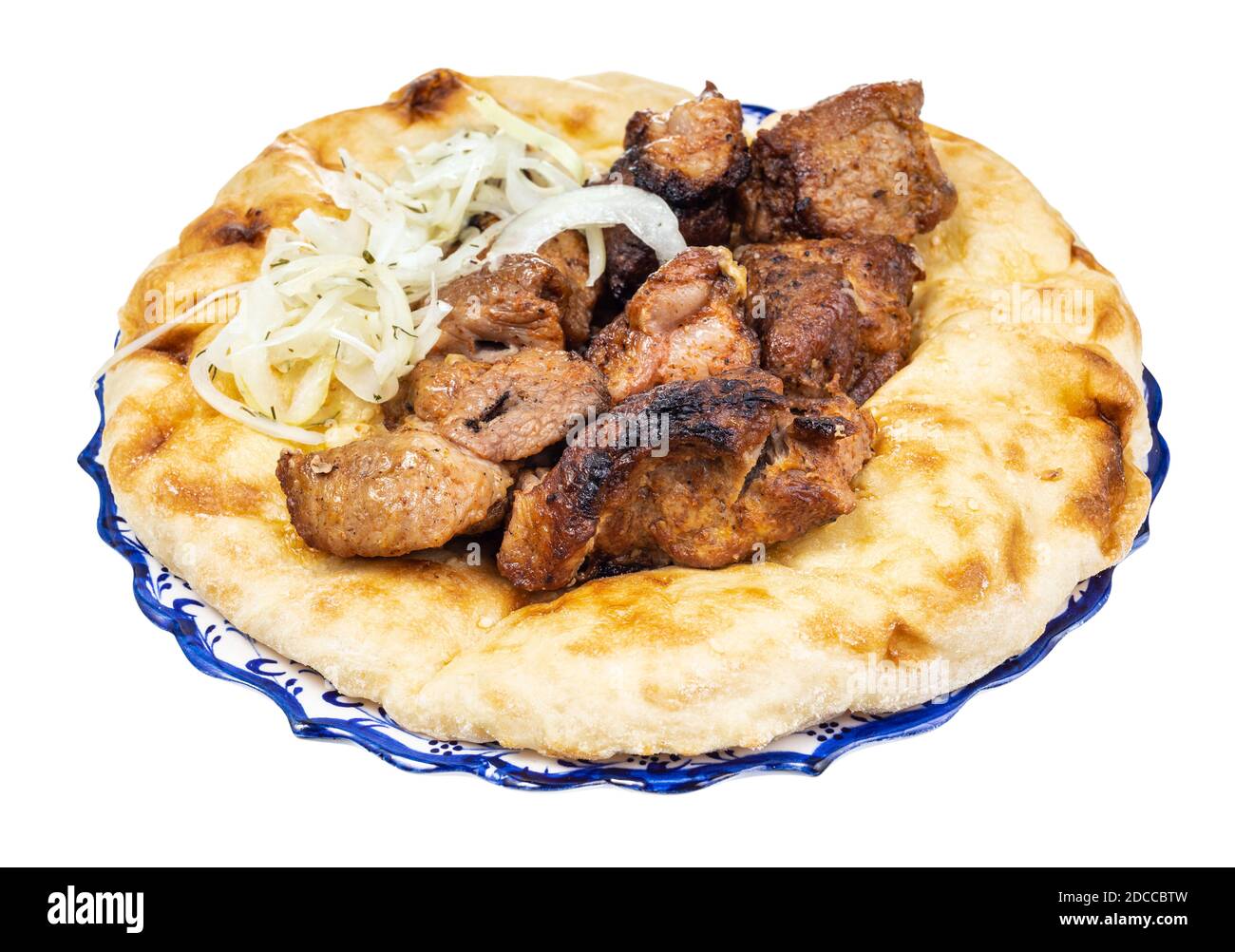 porzione di kebab su pane piatto su piastra isolata in bianco sfondo Foto Stock