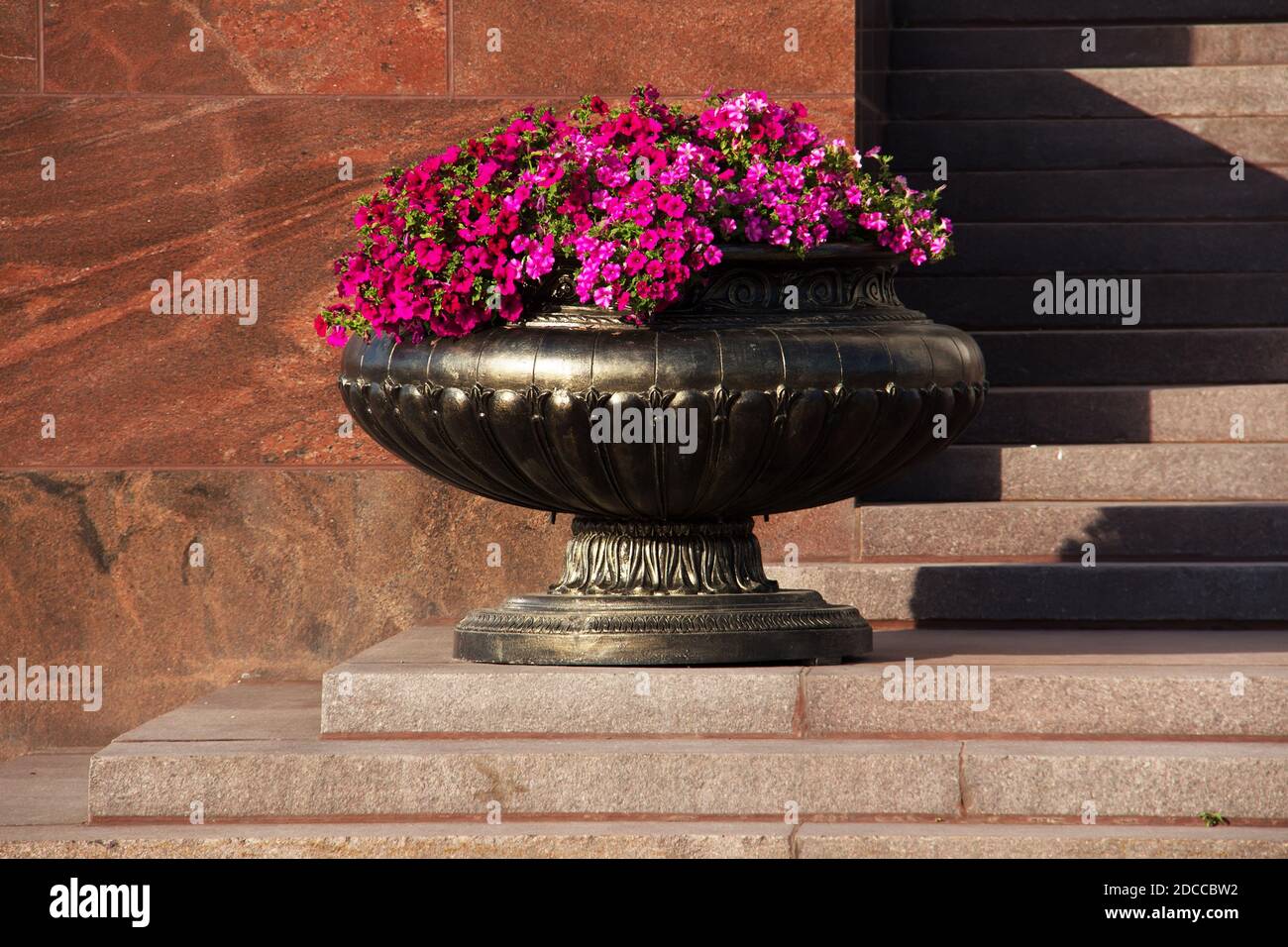 Ferro decorativo vasca da giardino con fiori di colore rosa Foto Stock