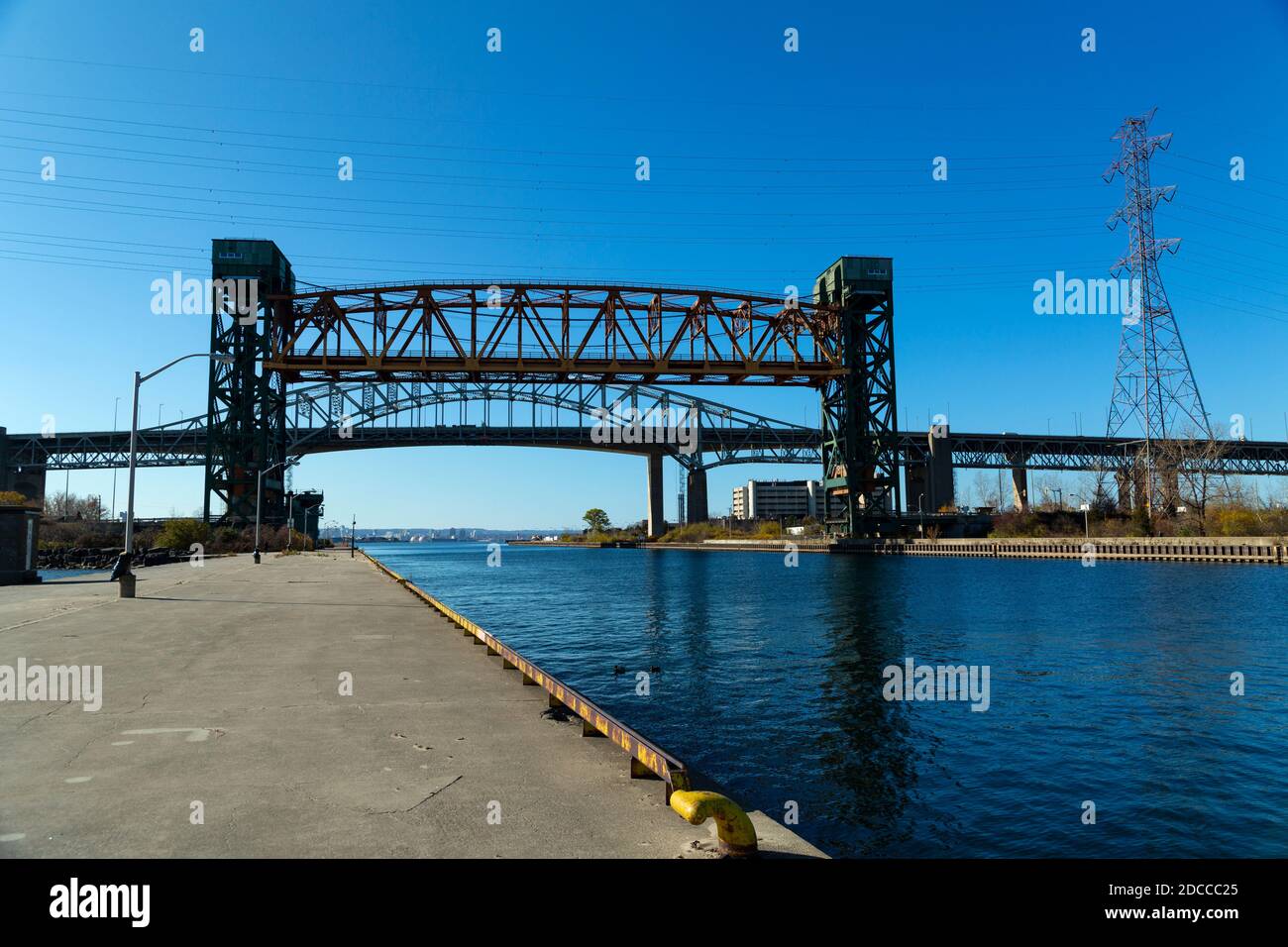 Canada, Ontario. Burlington Canal a Hamilton. Burlington Canal Lift Bridge sul lago Ontario Foto Stock
