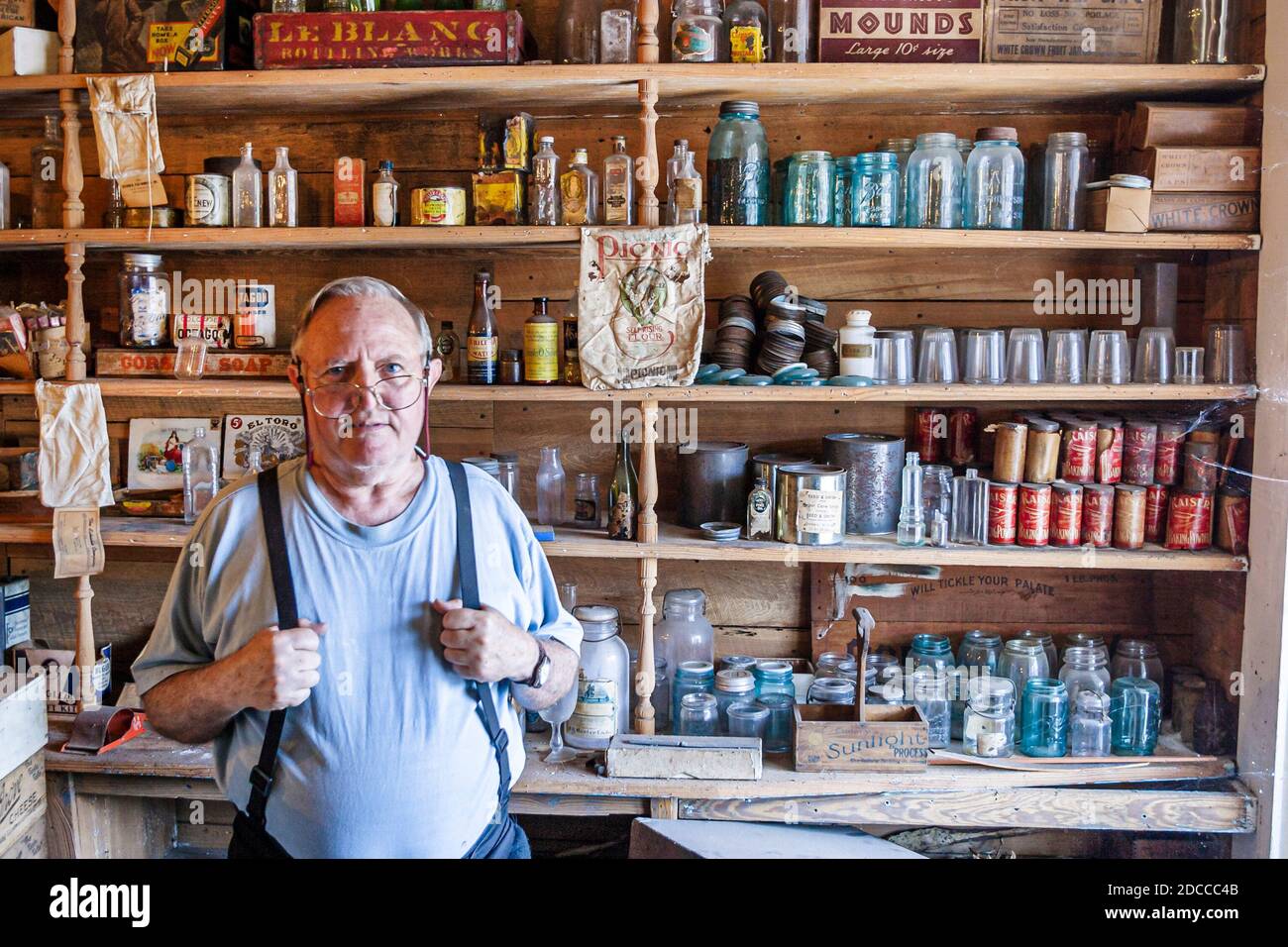 Louisiana St. Tammany Parish Northshore, Covington Columbia Street, H. J. Smith's Son Oldtime Country General Store & Museum, counter man, Foto Stock