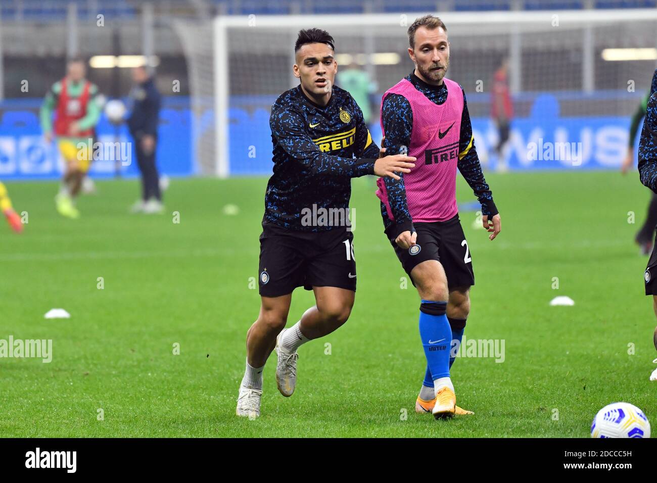 Milano, Italia. 31 ottobre 2020. Lautaro Martinez (10) e Christian Eriksen (24) dell'Inter Milan si sono visti durante il warm up della Serie UNA partita tra Inter Milan e Parma Calcio 1913 a San Siro di Milano. (Foto: Gonzales Photo - Tommaso Fimiano). Foto Stock