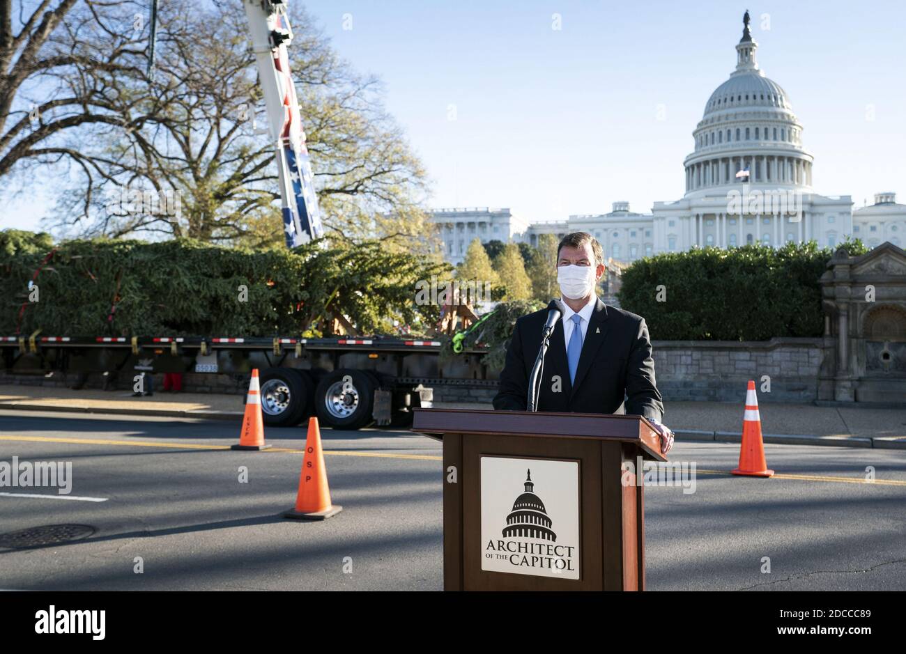 L'architetto del Campidoglio J. Brett Blanton esordise le sue osservazioni mentre accetta l'albero di Natale del Campidoglio degli Stati Uniti 2020, sui terreni del Campidoglio degli Stati Uniti a Washington, DC venerdì 20 novembre 2020. L'albero di Natale del Campidoglio è un abete di Engelmann proveniente dalle foreste nazionali di Grand Mesa, Uncompahgre e Gunnison (GMUG) in Colorado. Foto di Kevin Dietsch/UPI Foto Stock