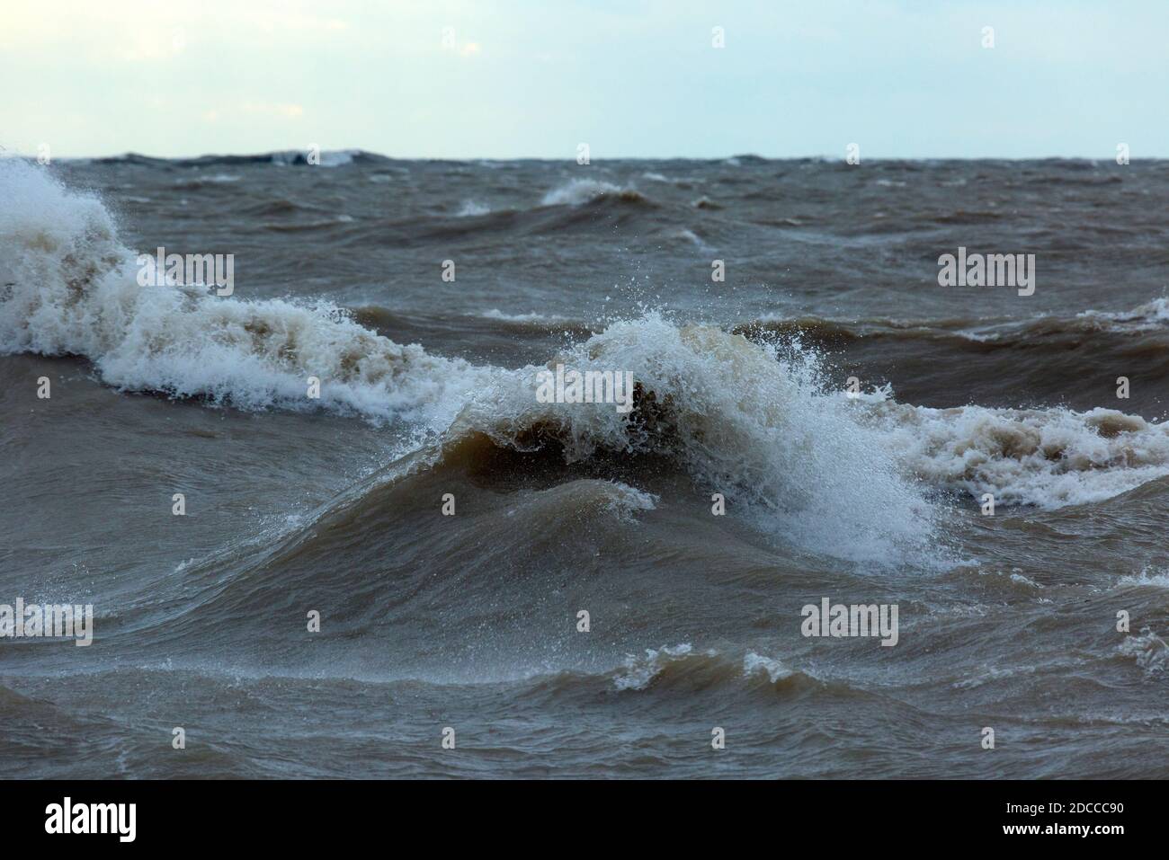 Condizioni estreme di tempesta con alte onde, Port Stanley Ontario Canada sulla riva nord del lago Erie. Foto Stock