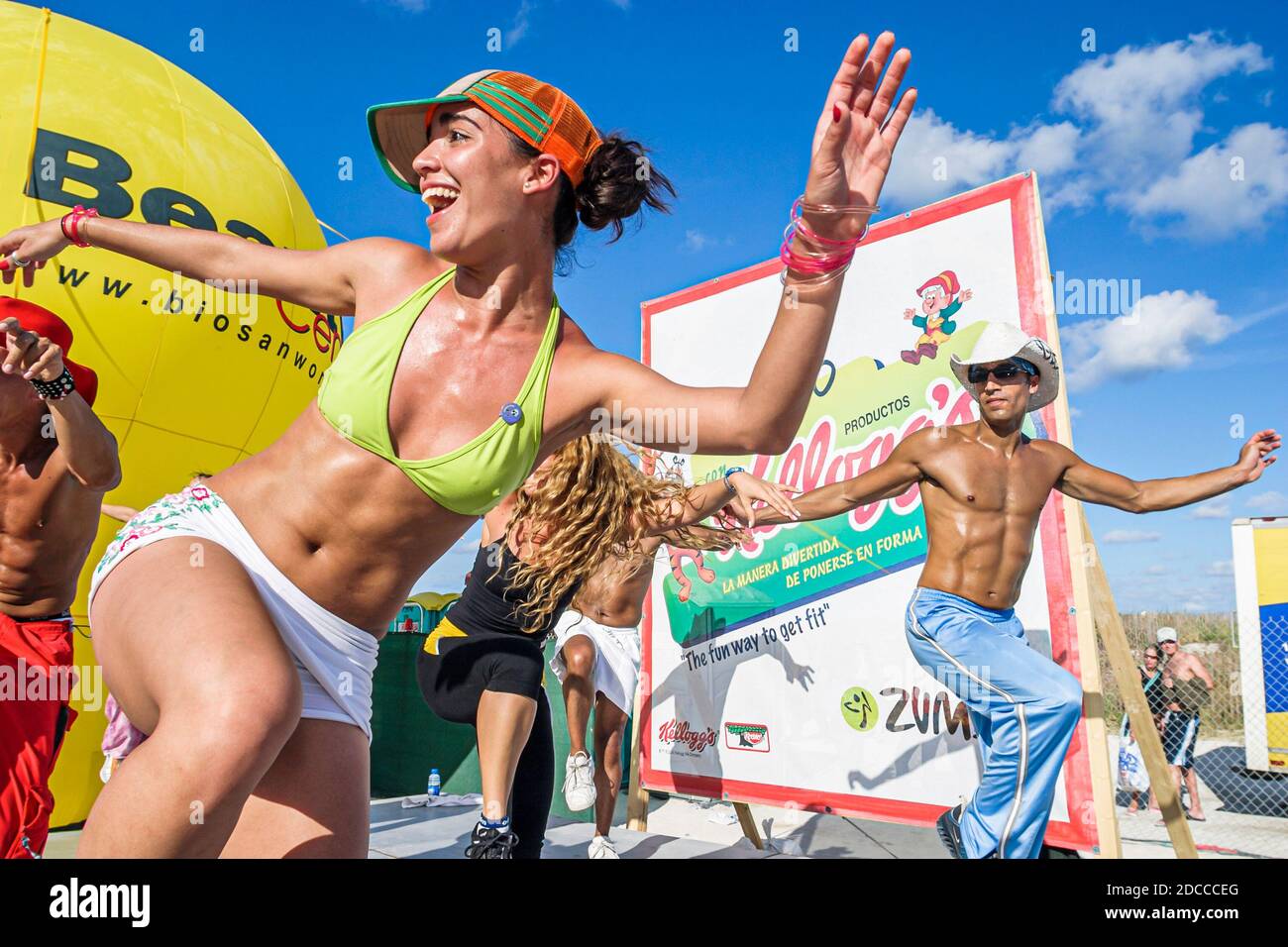 Miami Beach Florida,Ocean Drive,Lummus Park,Fitness Festival Zumba classe esercizio allenatore leader insegnanti,uomo ispanico donna Foto Stock