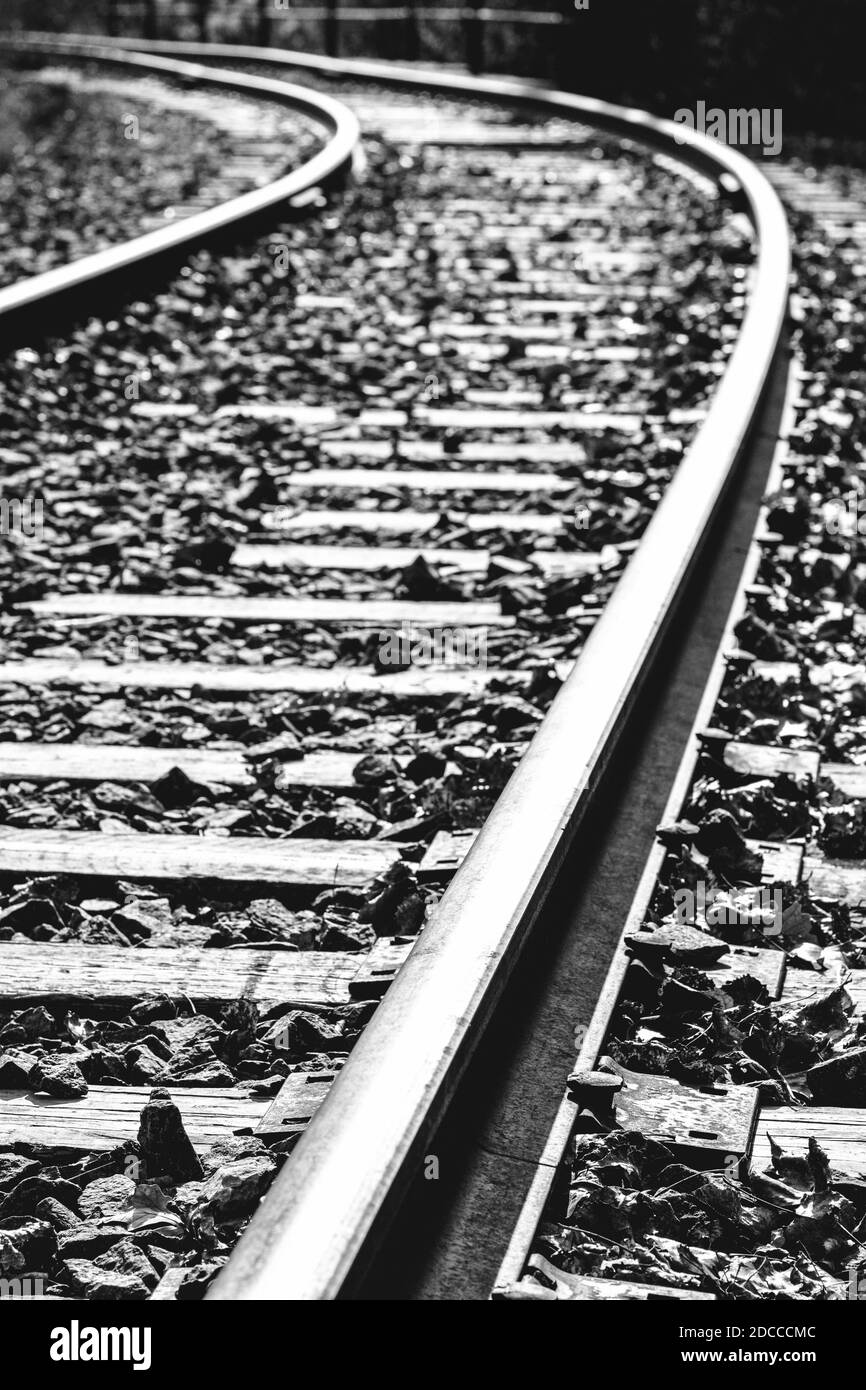 vista ad angolo basso di binari ferroviari vuoti Foto Stock