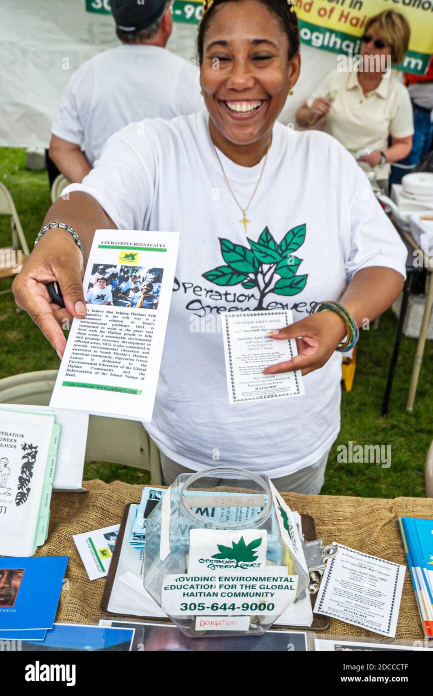 Miami Florida,Riverday Miami River Event Festival,Jose Marti Park fair Operation Green Leaves,Haitianal programma Black African donna offre offerte offe Foto Stock
