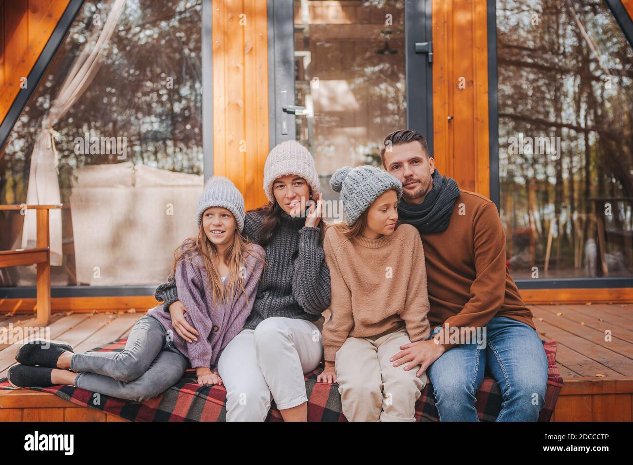 Bella famiglia a piedi in autunno caldo giorno Foto Stock