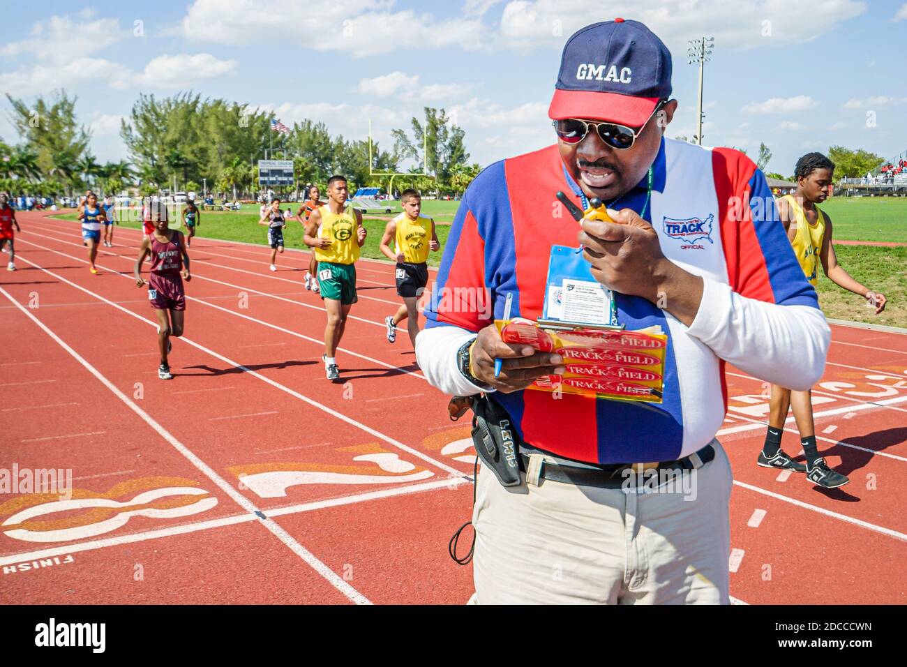 Miami Florida,Tropical Park Greater Miami Athletic Conference Championships,pista & campo studenti di scuola superiore Black African man ufficiale coac Foto Stock