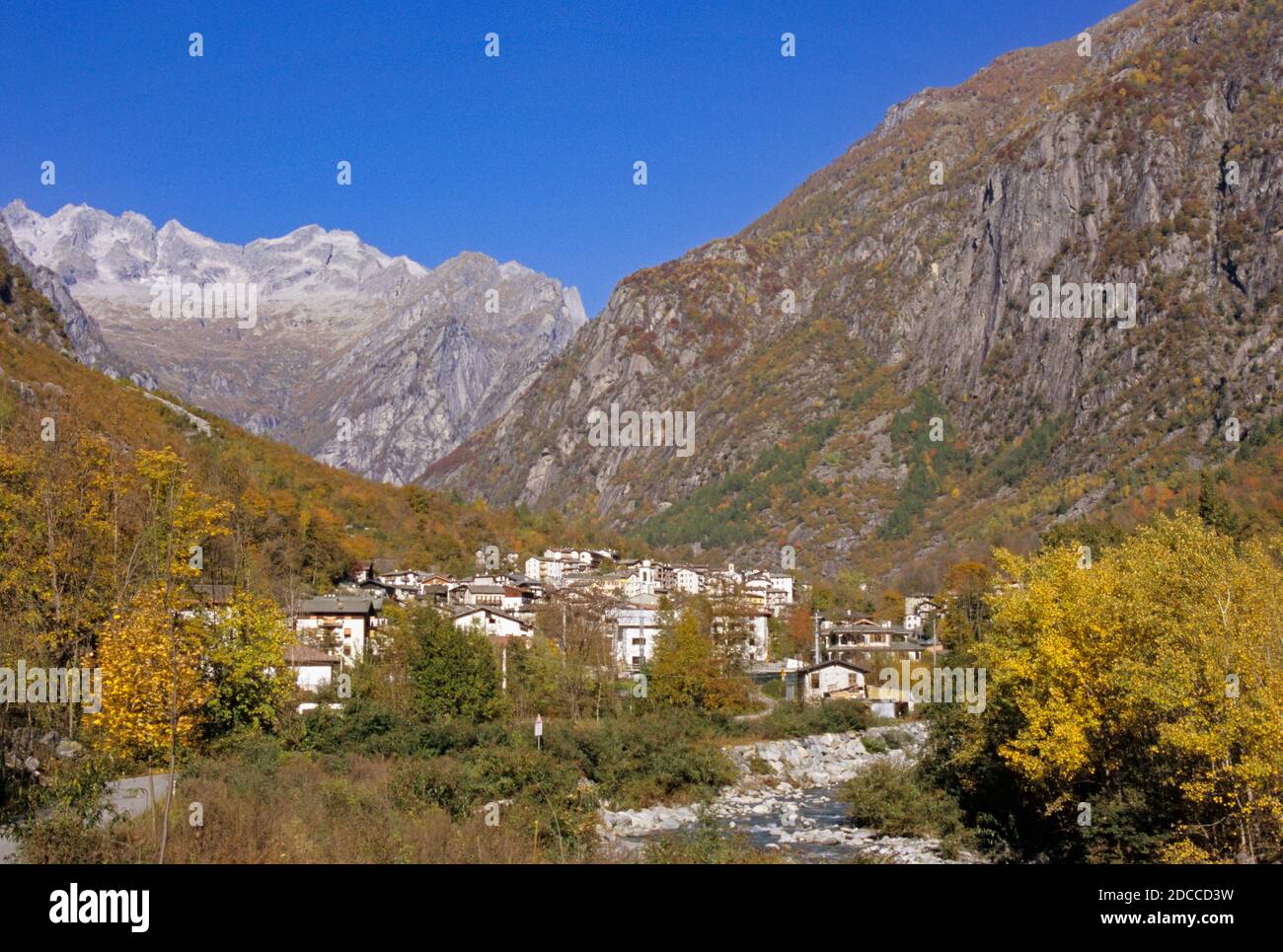 Il villaggio montano di Cataeggio in Val Masino, Valtellina, provincia di Sondrio, Lombardia, Italia Foto Stock
