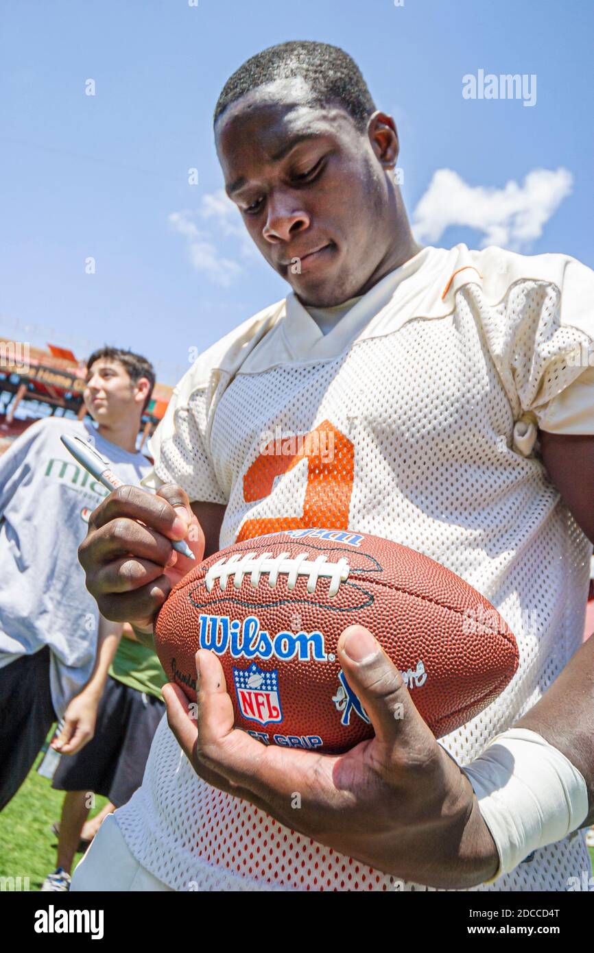 Miami Florida, Orange Bowl University of Miami Hurricanes Canesfest, stadio dei tifosi del preseason, Black African Male player Autogra Foto Stock