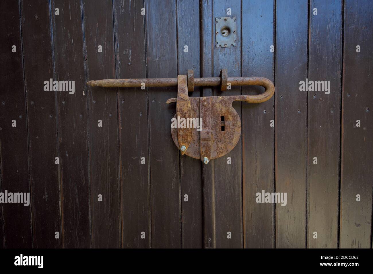 grande e arrugginito lucchetto vecchio stile su una porta d'ingresso Nel centro storico di Troina, la storia e la cultura della Sicilia Foto Stock