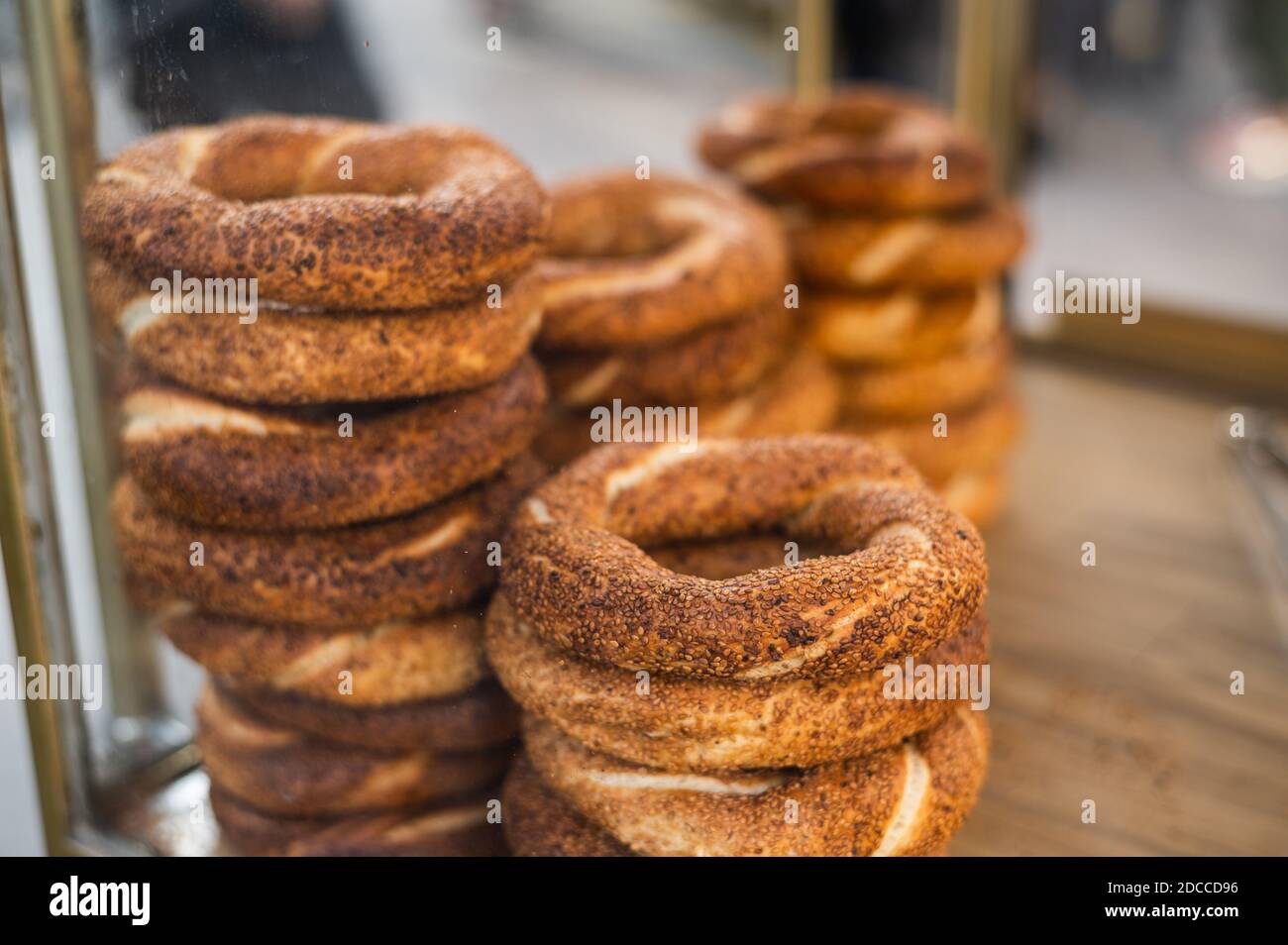 Vagone di strada in Turchia che vende simit, un tradizionale cibo di strada turco. Foto Stock