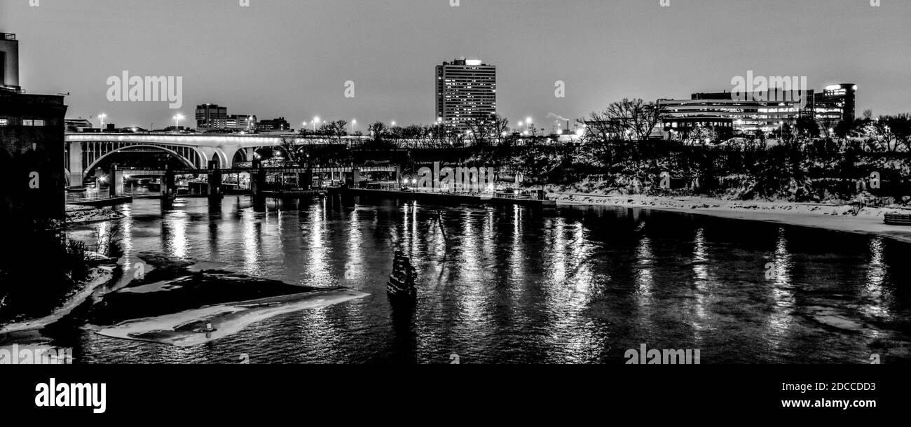 Grandi luci della città di notte lungo il fiume e il lungomare Foto Stock