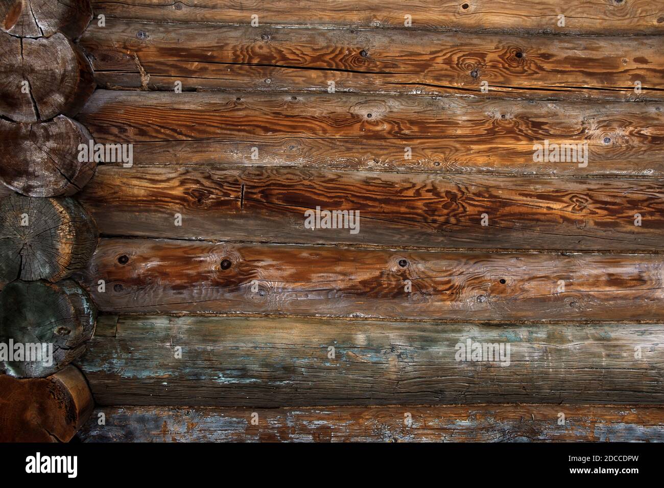 Sfondo di legno. Case di tronchi sfondo parete. Vecchi tronchi arancioni intemperie. Foto Stock