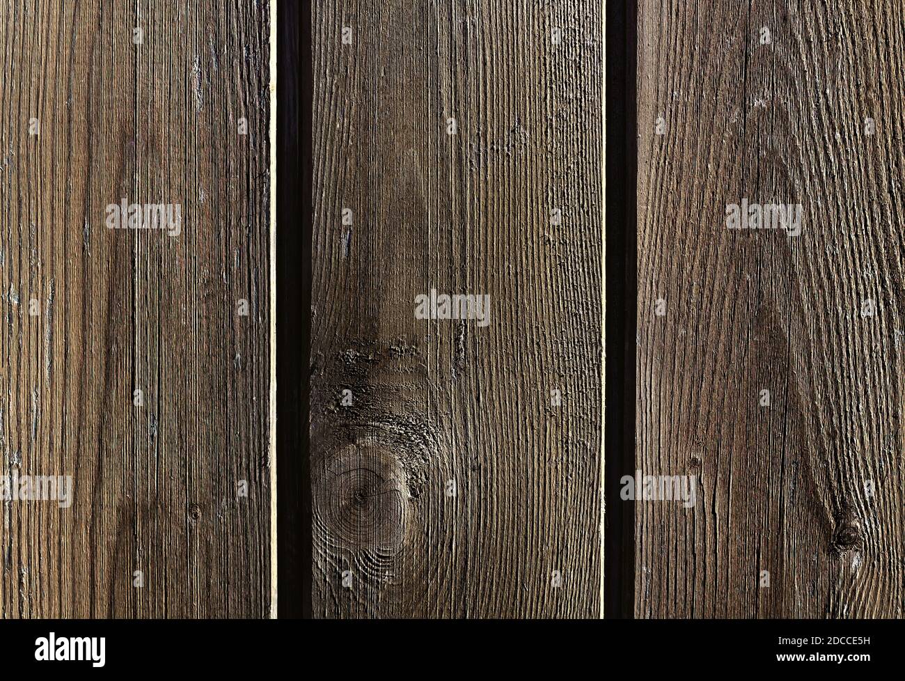 Sfondo di legno marrone scuro. Vecchie tavole shabby. Parete di legno graffiata Foto Stock