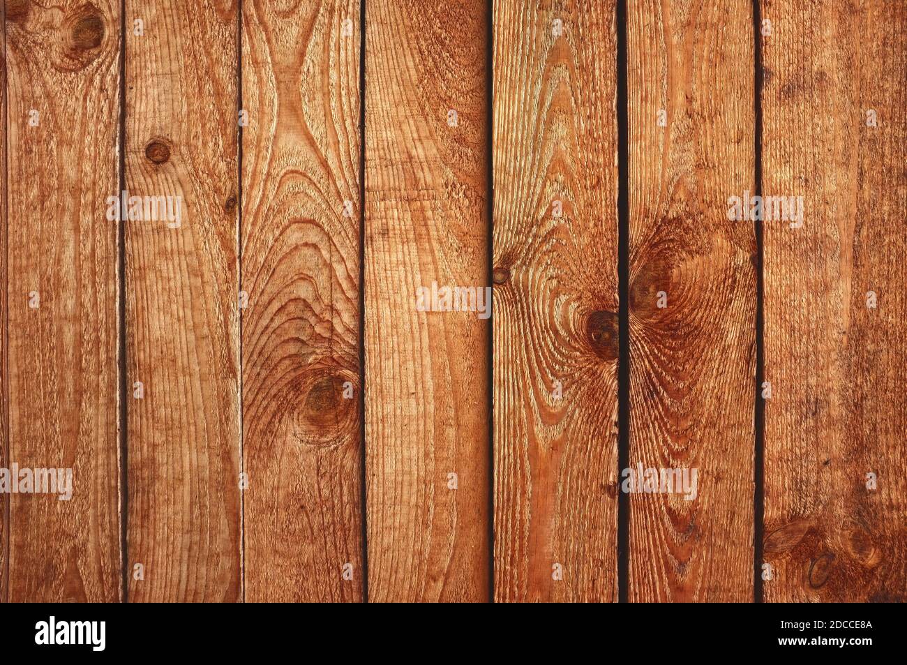 Legno intonacato di colore marrone. Vecchie tavole shabby. Muro di legno sfondo Foto Stock