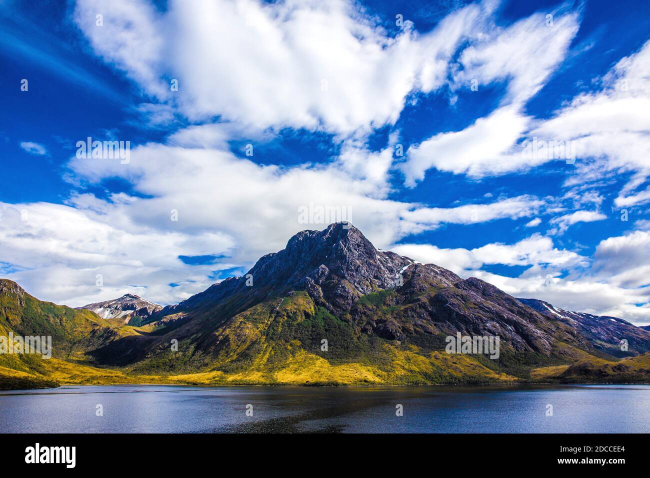 Vista dalla nave da crociera MS Midnatsol (Hurtigruten) nei fiordi di Patagonia con la prossima tappa destinazione del fiordo Garibaldi. Foto Stock
