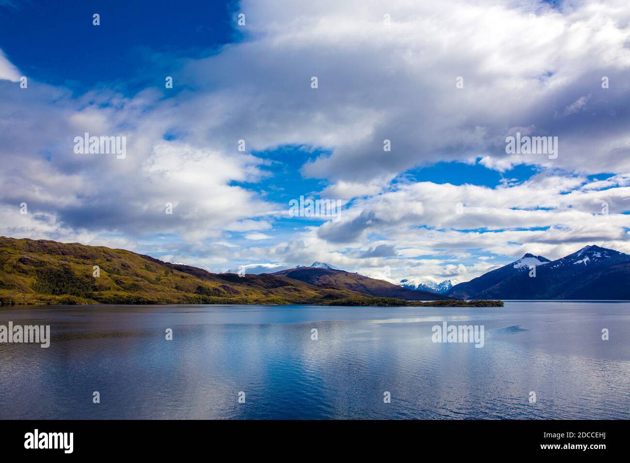 Vista dalla nave da crociera MS Midnatsol (Hurtigruten) nei fiordi di Patagonia con la prossima tappa destinazione del fiordo Garibaldi. Foto Stock