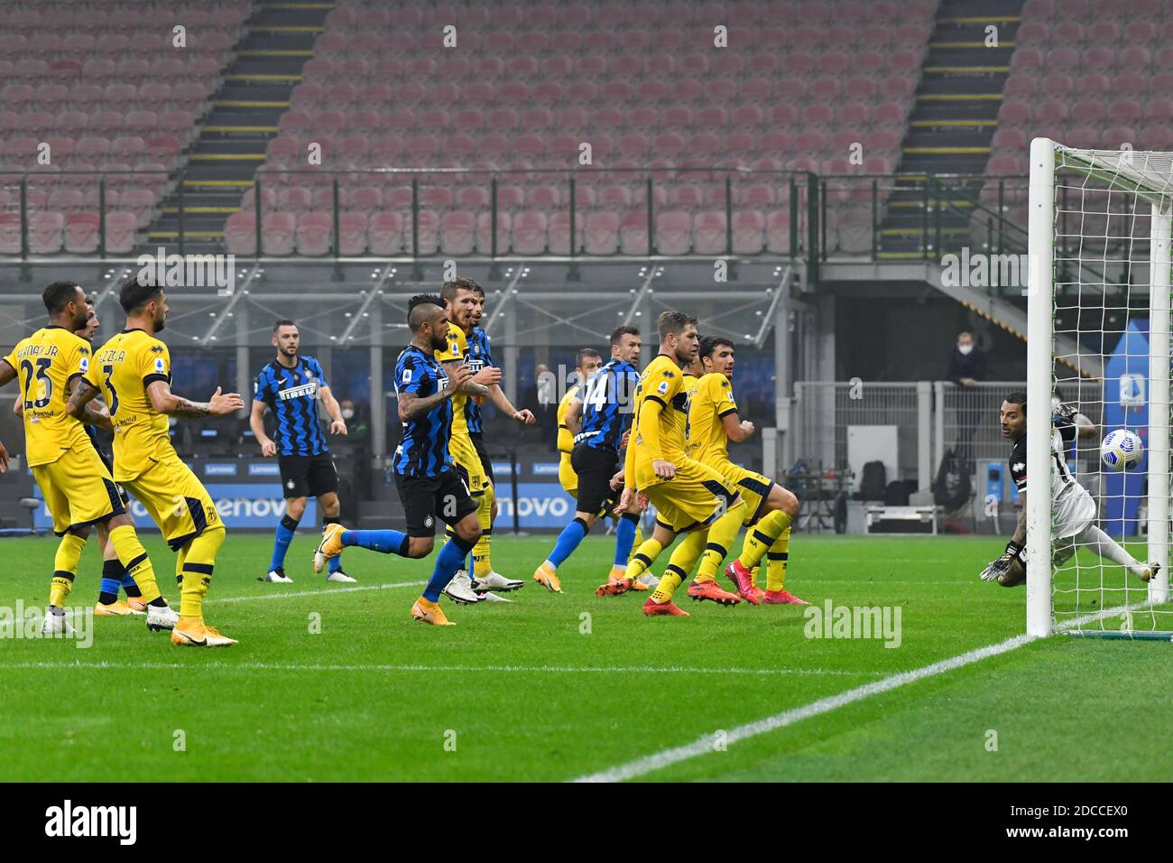 Milano, Italia. 31 ottobre 2020. Ivan Perisic (14) di Inter Milan segna per il 2-2 nella serie UNA partita tra Inter Milan e Parma Calcio 1913 a San Siro di Milano. (Foto: Gonzales Photo - Tommaso Fimiano). Foto Stock