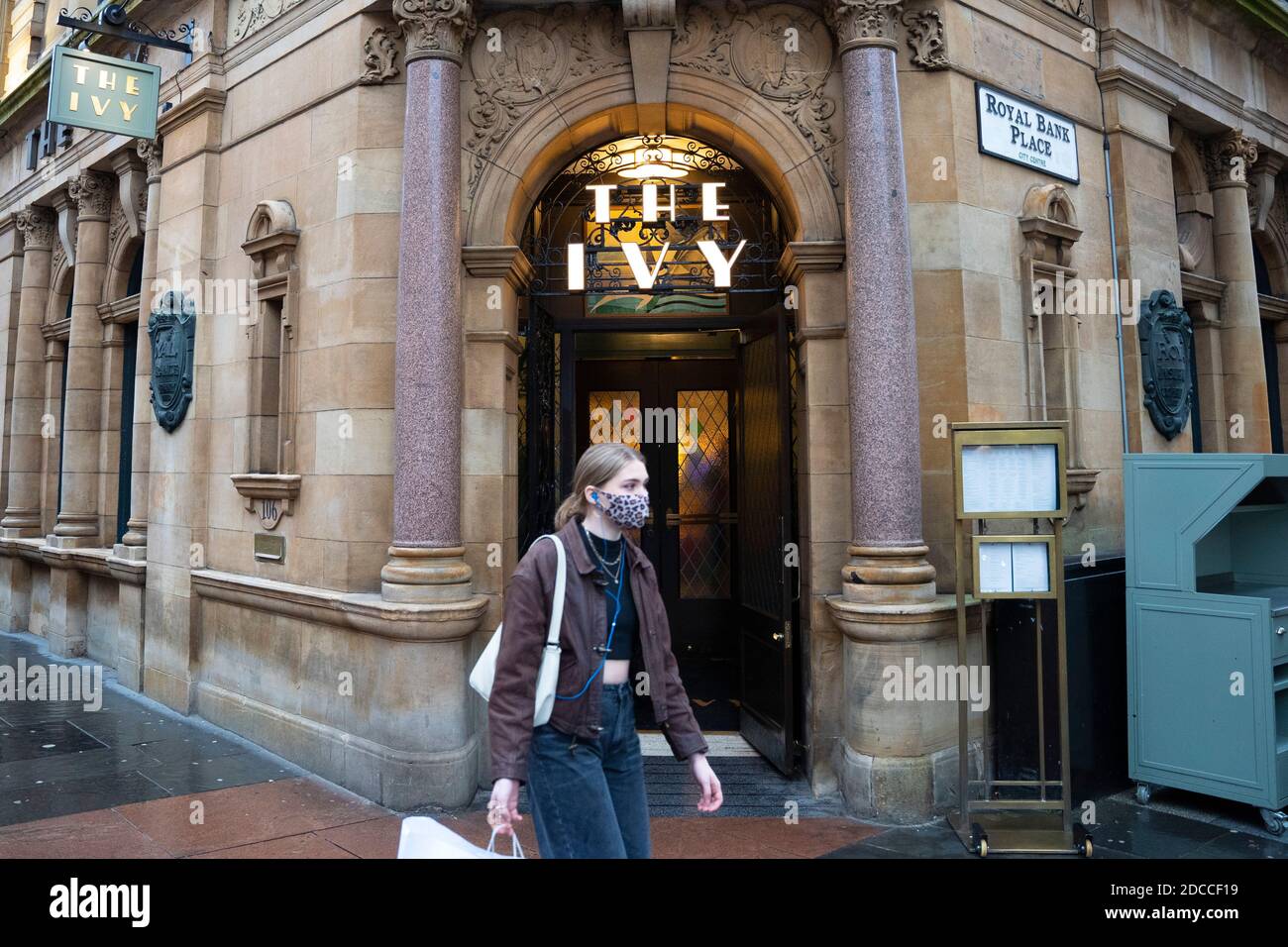 Glasgow, Scozia, Regno Unito. 20 novembre 2020. Il giorno in cui il blocco di livello 4 più severo sarà imposto alle 18:00, gli acquirenti sono fuori per le strade di Glasgow facendo shopping di Natale dell'ultimo minuto prima che i negozi chiudano per 3 settimane. Nella foto, il ristorante Ivy chiuderà oggi. Iain Masterton/Alamy Live News Foto Stock