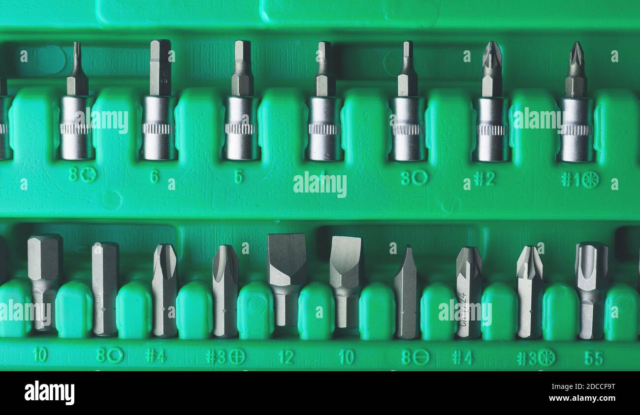 Set di attrezzi meccanici e cassetta attrezzi di Mechanic primo piano. Custodia in plastica verde. Kit attrezzi meccanici. Cassetta degli attrezzi con strumenti. Foto Stock