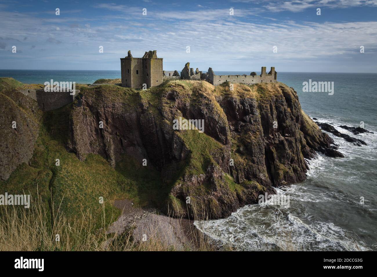 Dunnottar Castle in cima a una scogliera sul mare in una giornata nuvolosa, Stonehaven, Scozia, Regno Unito Foto Stock