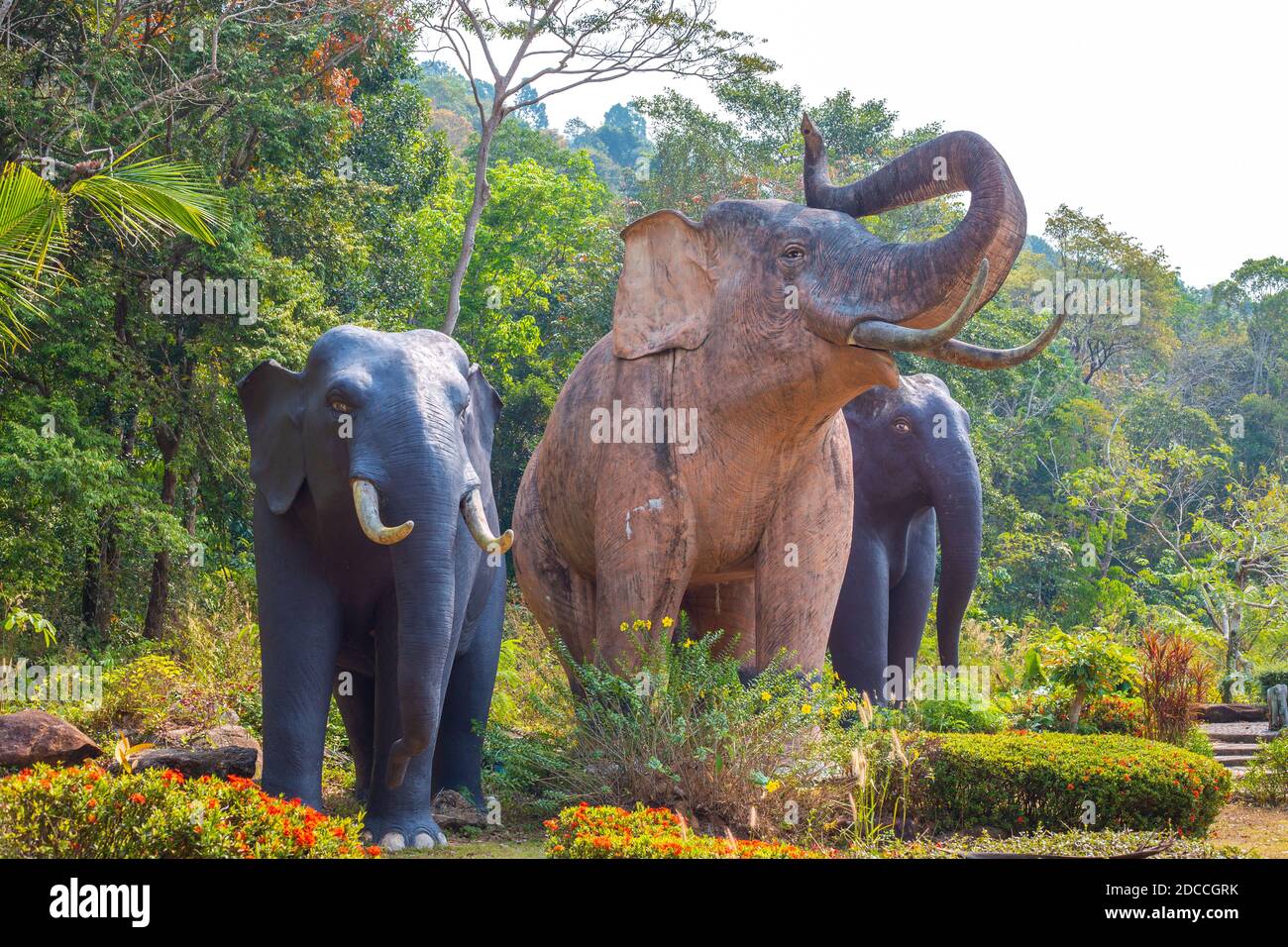 Koh Chang, Thailandia - 01/17/2020:grandi sculture di elefanti nella giungla, viaggi e turismo. Foto Stock