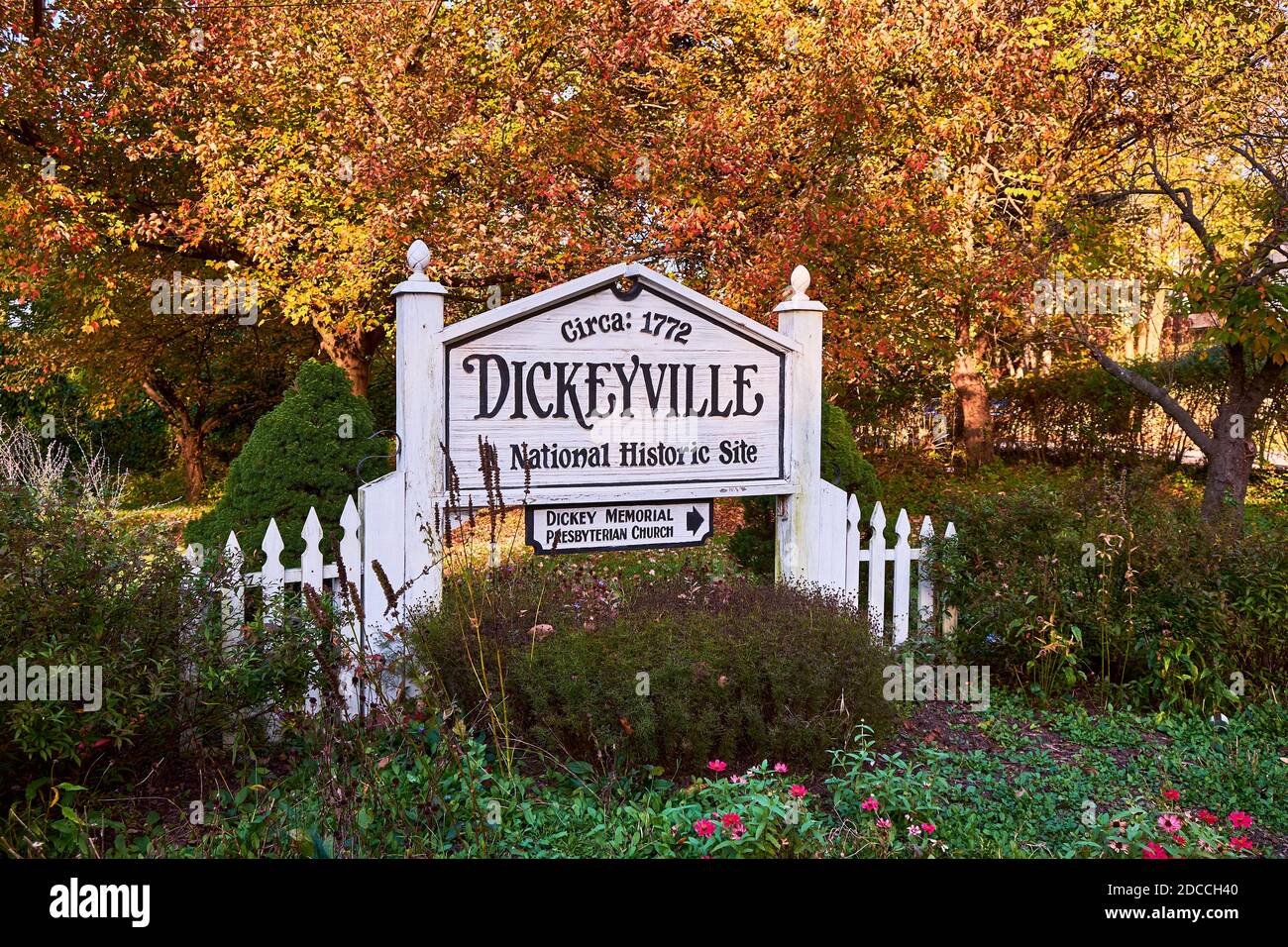 L'ingresso, cartello di benvenuto a Dickeyville, la città storica dei mulini dell'epoca coloniale. A Baltimora, Maryland con colore autunnale, foglie autunnali. Foto Stock