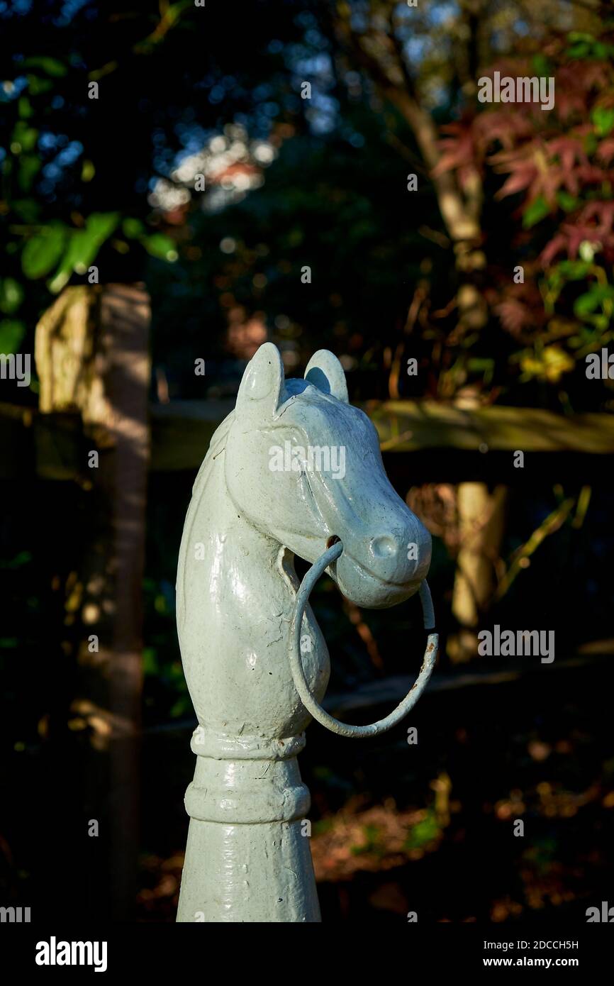 Un vecchio, dipinto, ferro battuto testa di cavallo Hitching posto a Dickeyville, l'epoca coloniale, storico mulino città. A Baltimora, Maryland durante l'autunno. Foto Stock